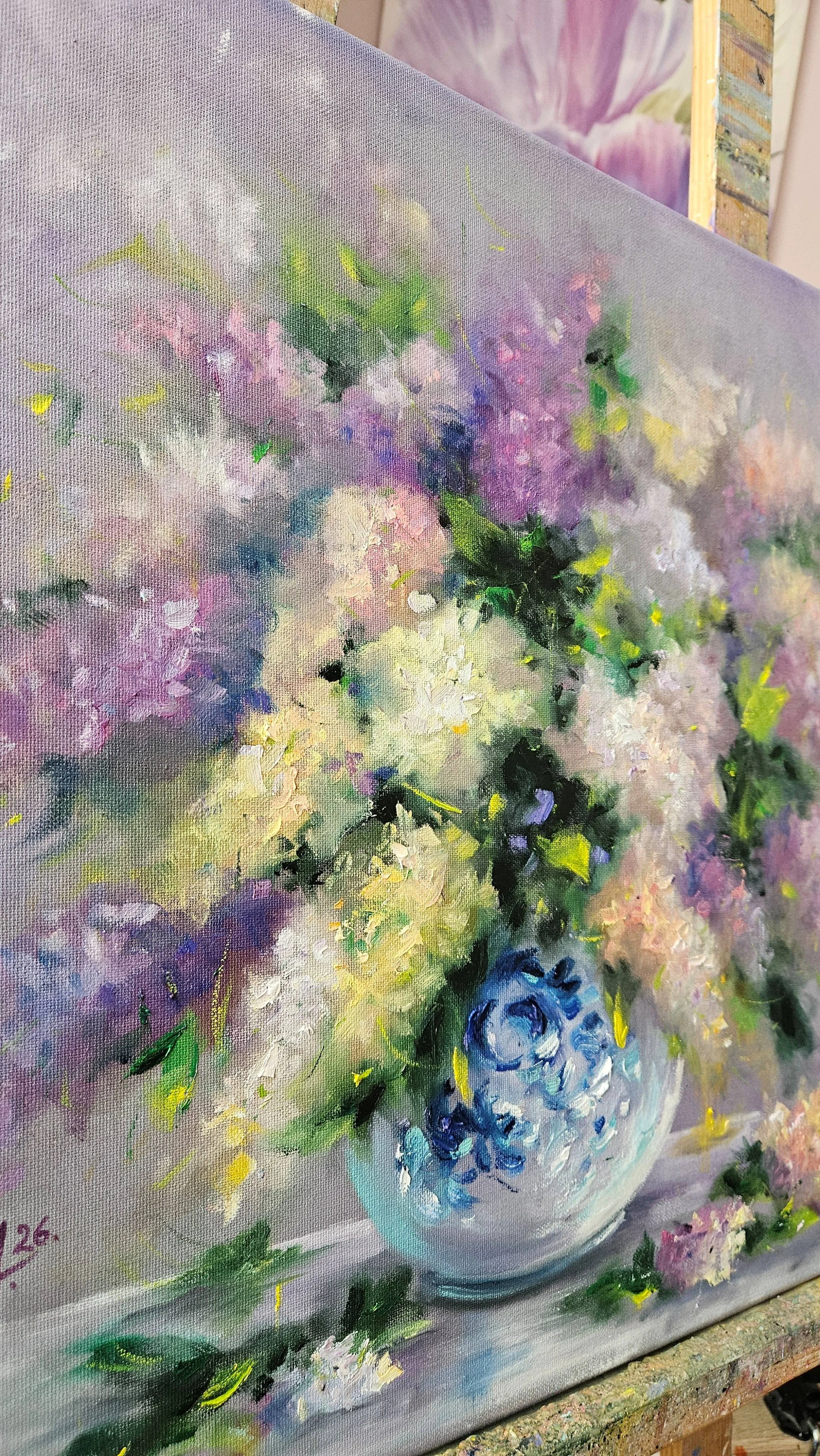 Fialový orgován v sklenenej váze. Zátišie s kvetmi. Ručne maľovaný obraz na predaj.