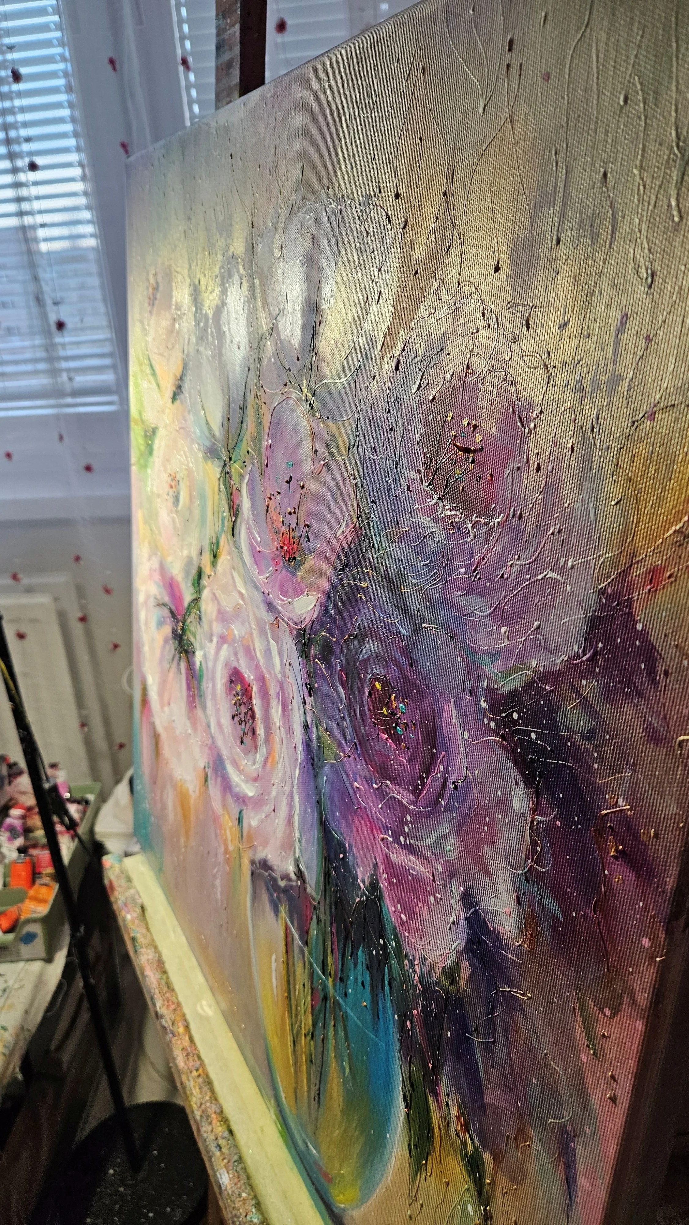 Moderný obraz s veľkými kvetmi vo váze.  Zlaté a perleťové odlesky. Zátišie s kvetmi. Ručne maľovaný obraz na predaj.