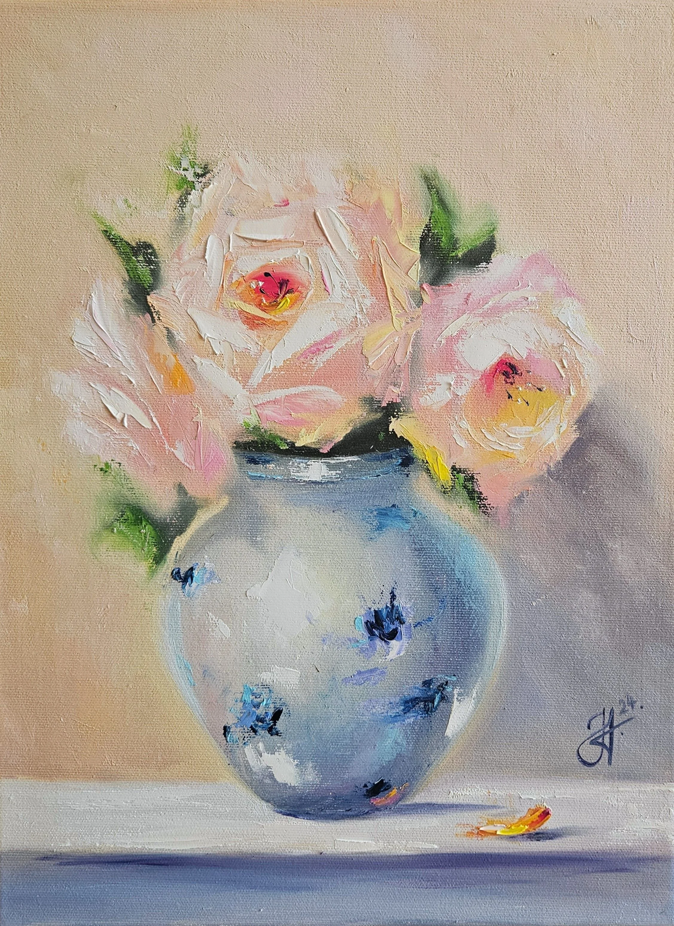 Tri ruže v maľovanej váze. Zátišie s kvetmi. Stillife.