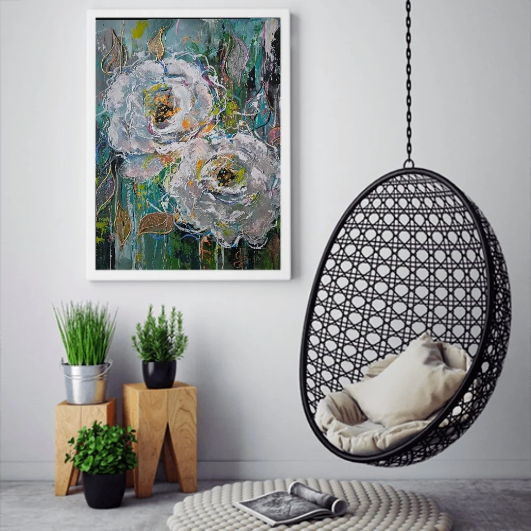 Obraz s veľkými bielymi kvetmi  so zlatými a perleťovými odleskami. Moderný obraz s kvetmi.