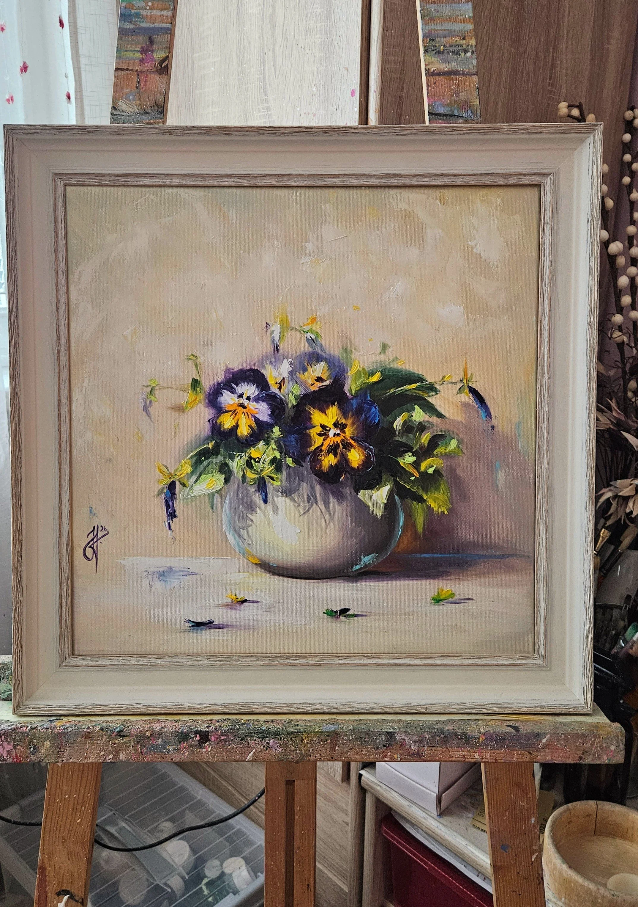 Fialové sirôtky vo váze. Zátišie s kvetmi. Ručne maľovaný vintage obraz na predaj.