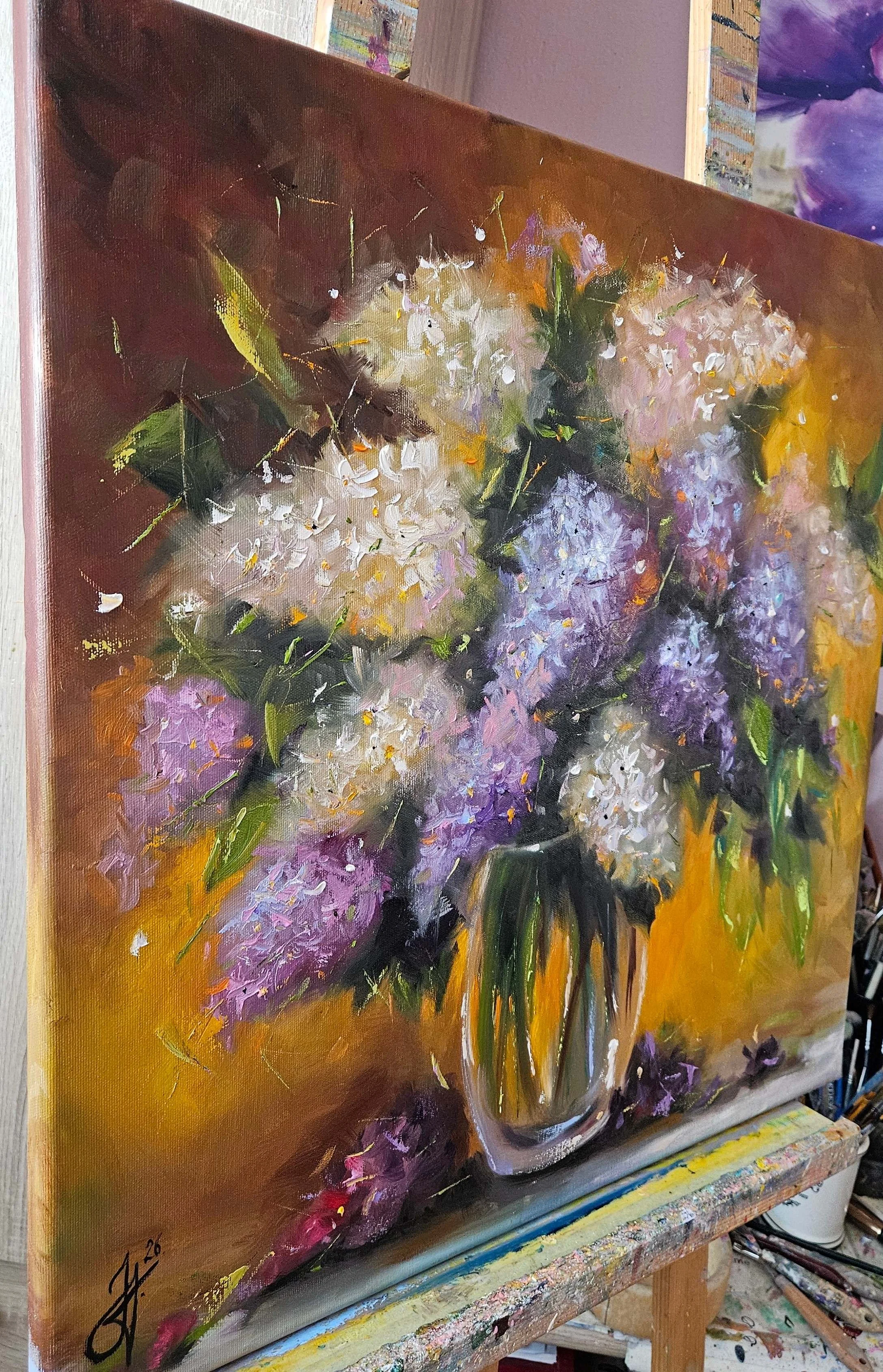 Zátišie s kvetmi. Biely a fialový orgován vo váze. Ručne maľovaný obraz na predaj.