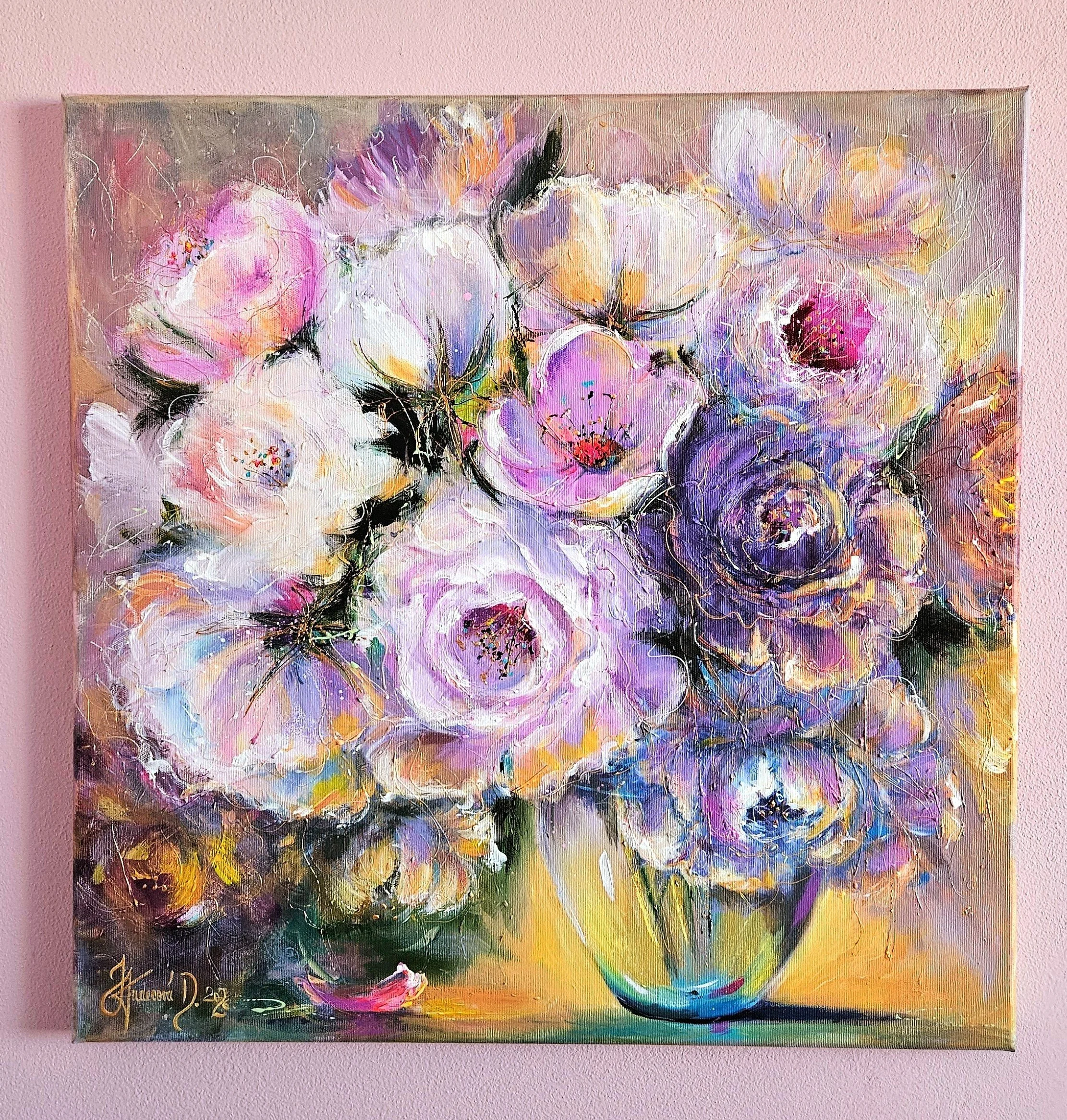 Moderný obraz s veľkými kvetmi vo váze.  Zlaté a perleťové odlesky. Zátišie s kvetmi. Ručne maľovaný obraz na predaj.