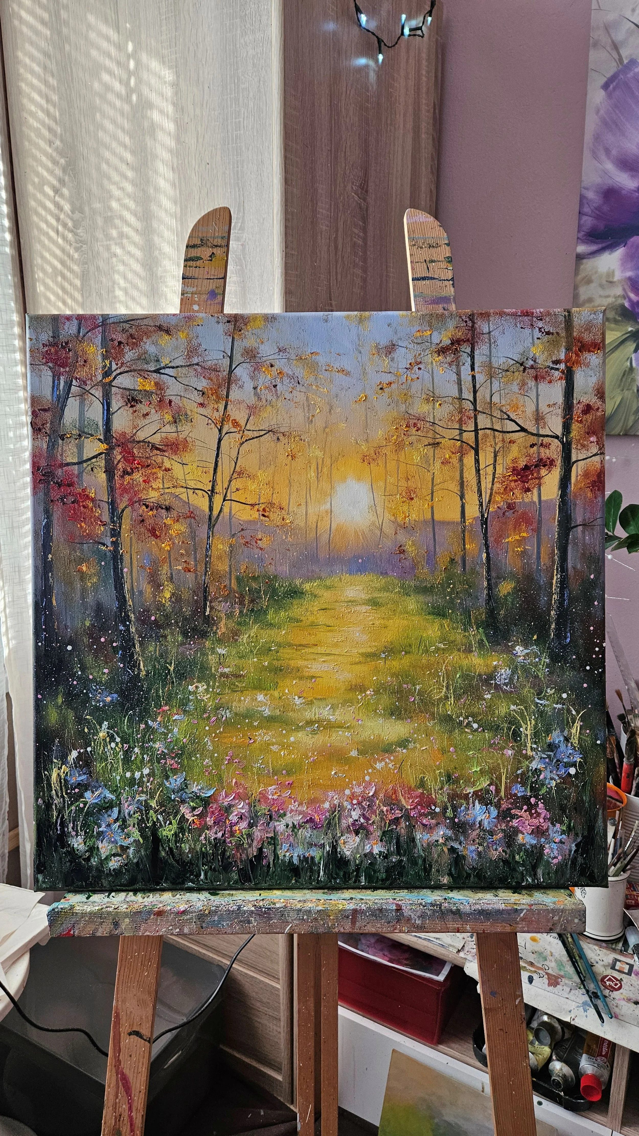 Slnečné ráno na čistinke v lese. Stromy, kvety, príroda. Ručne maľovaný obraz na predaj.