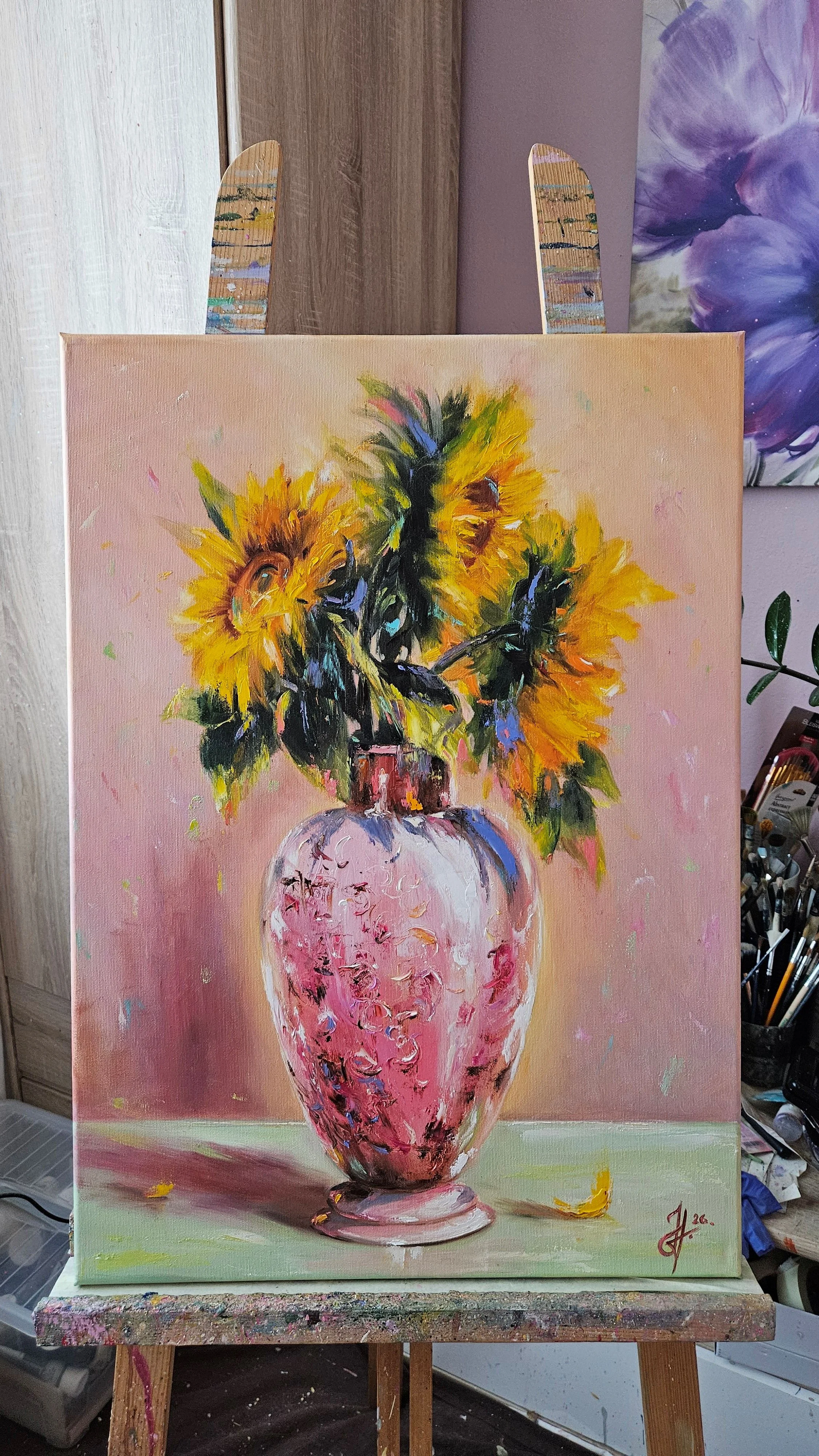 Slnečnice v ružovej antickej váze. Zátišie s kvetmi. Ručne maľovaný obraz na predaj.