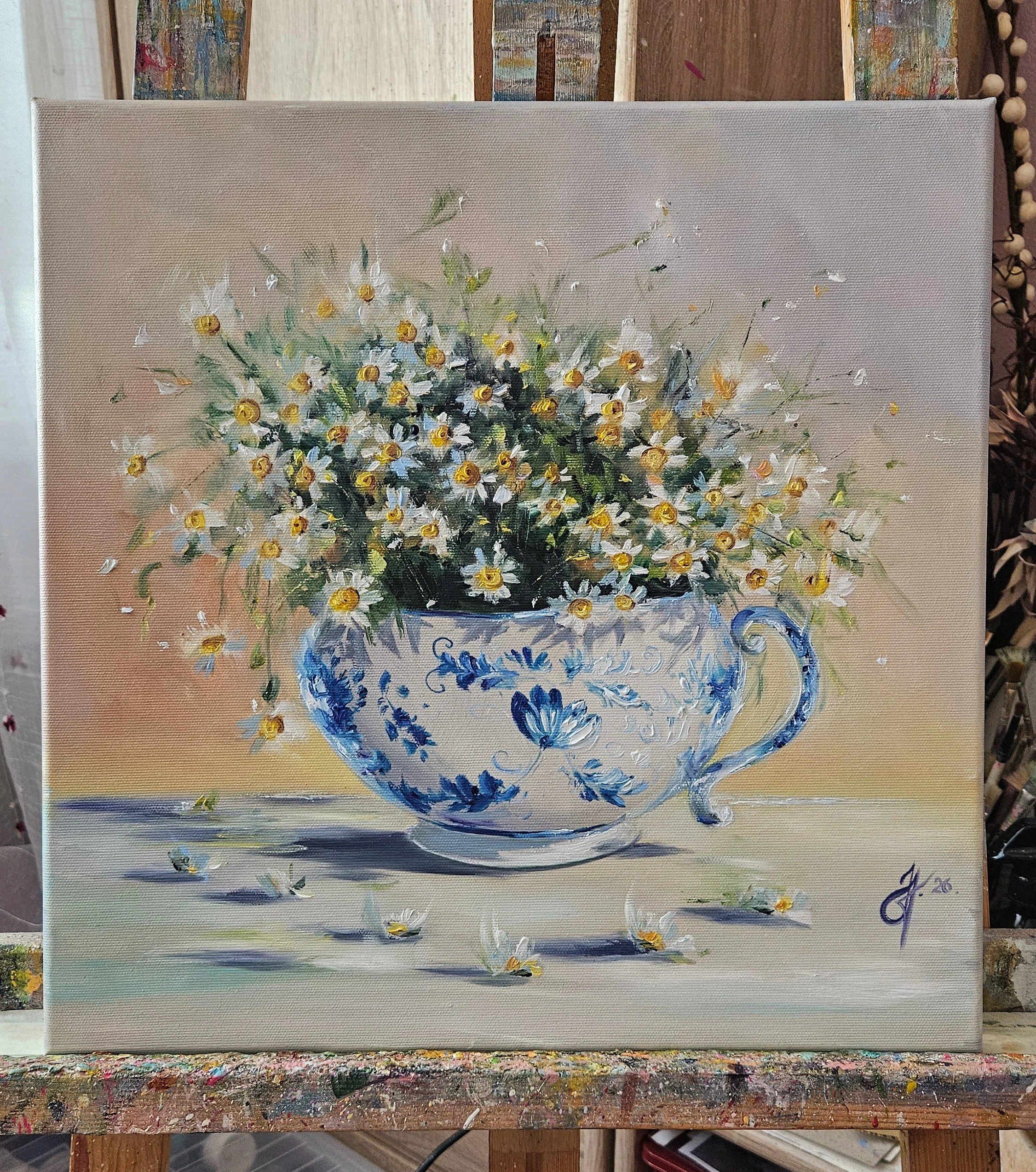 Zátišie s poľnými kvetmi. Harmanček v šálke. Vintage obraz vhodný na chalupu. Ručne maľovaný obraz na predaj.