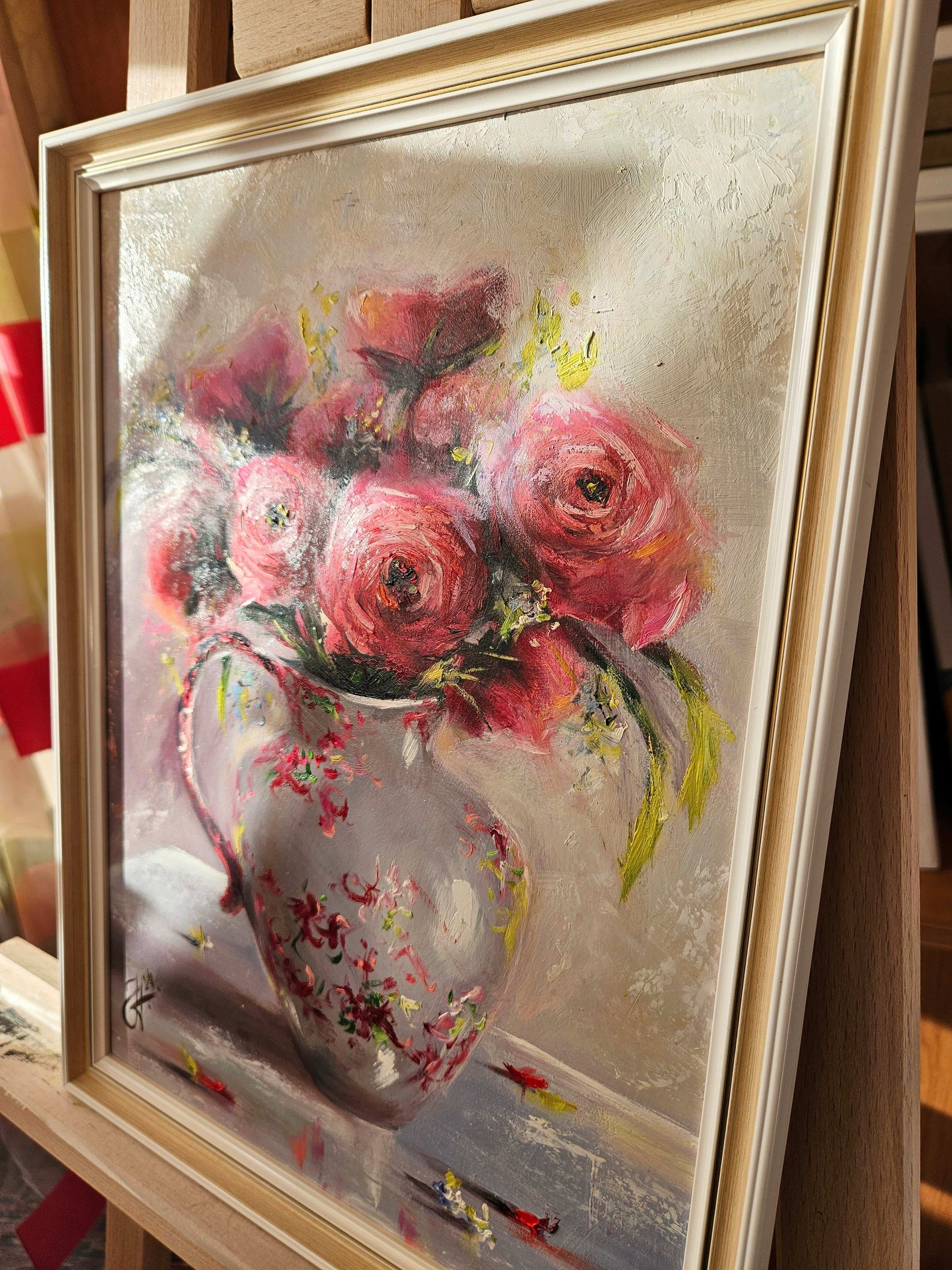 Červené ruže v maľovanom porceláne. Zátišie s kvetmi. Vintage ručne maľovaný obraz na predaj. Zarámovaný.