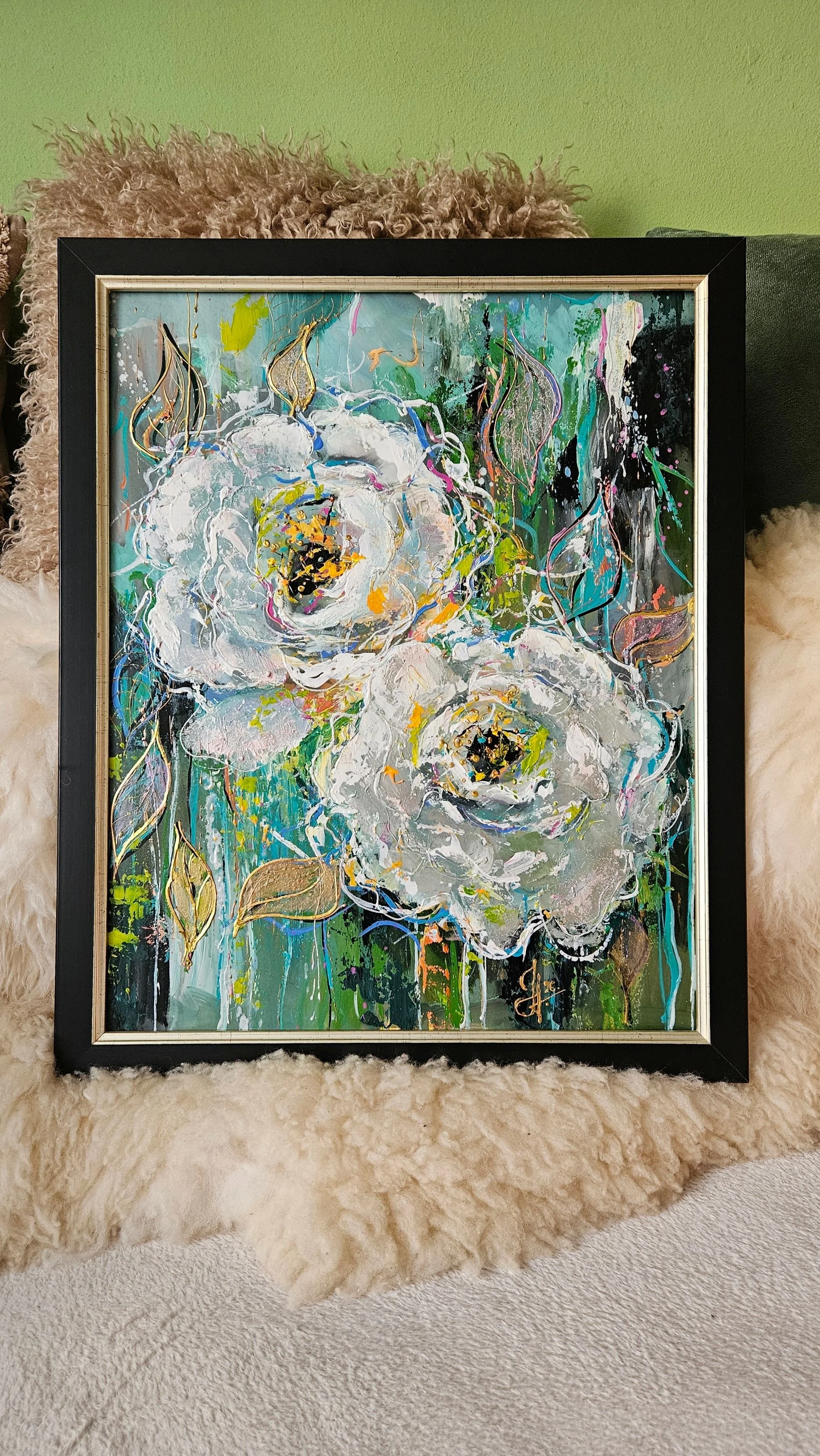 Obraz s veľkými bielymi kvetmi  so zlatými a perleťovými odleskami. Moderný obraz s kvetmi.