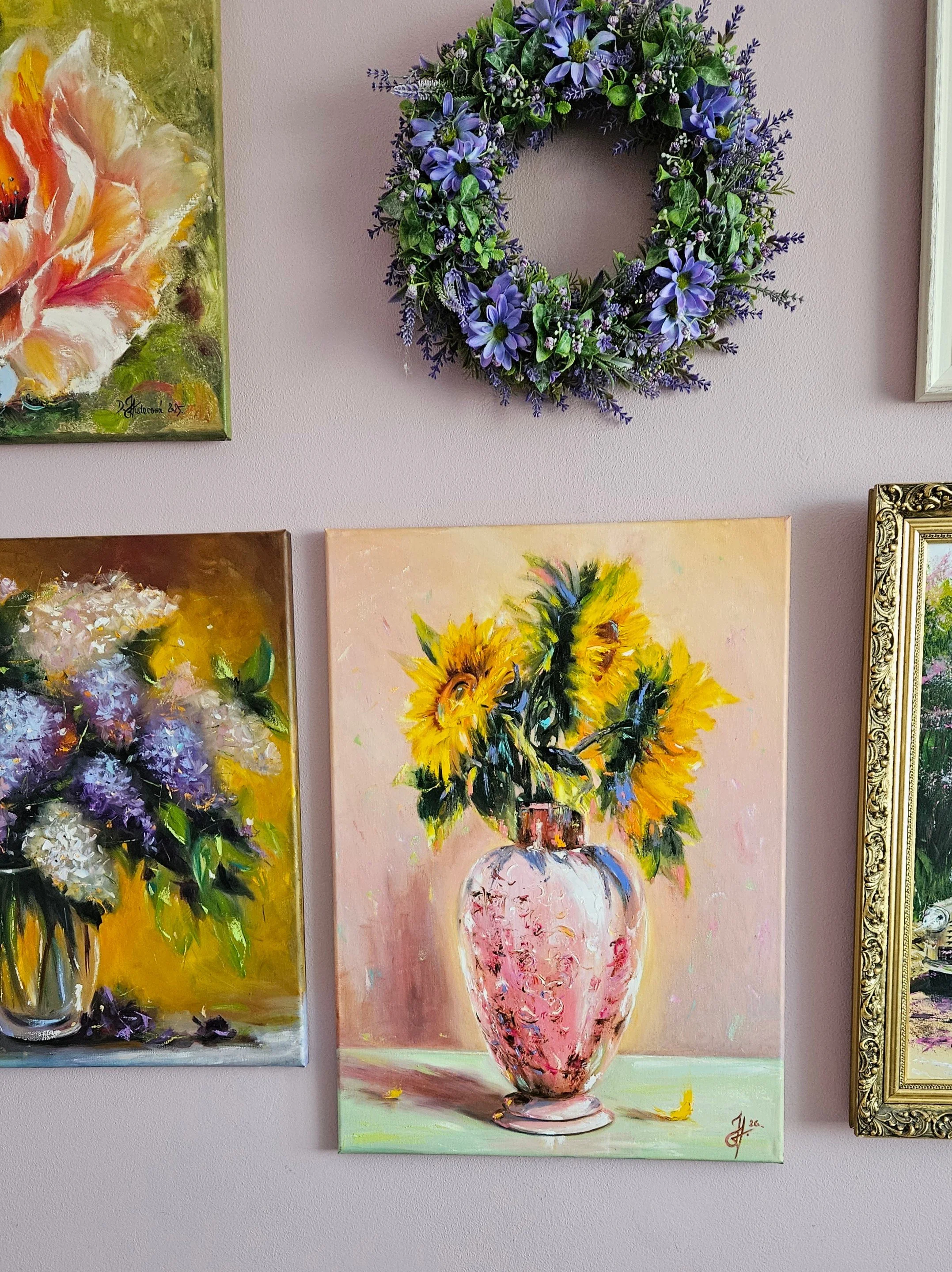 Slnečnice v ružovej antickej váze. Zátišie s kvetmi. Ručne maľovaný obraz na predaj.