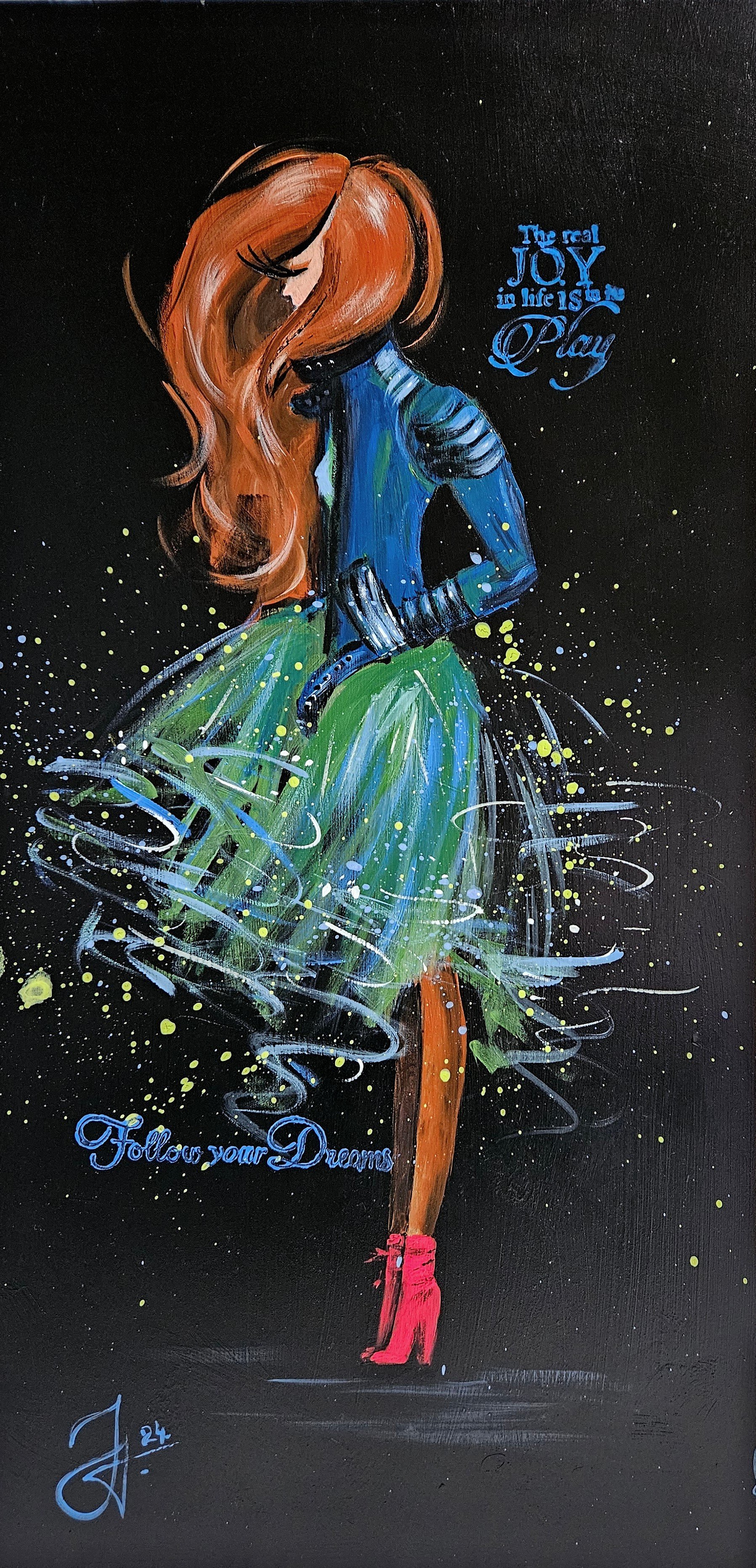 Postava mladej ženy s ryšavými vlasmi. Módne oblečené dievča v koženej bunde a zelenej tylovej sukni v červených čižmičkách. Ručne maľovaný obraz  do dievčenskej izby.