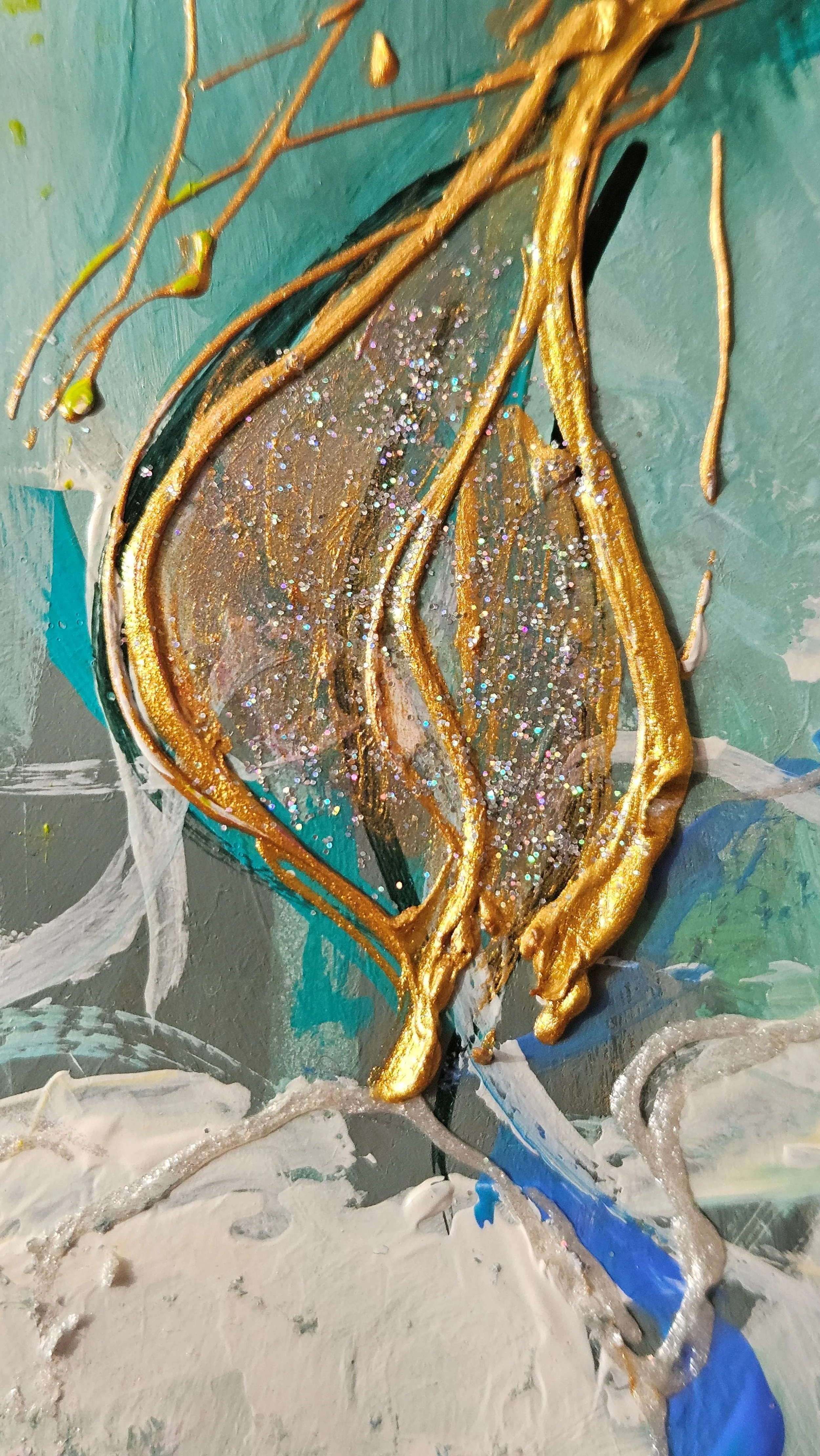 Obraz s veľkými bielymi kvetmi  so zlatými a perleťovými odleskami. Moderný obraz s kvetmi.