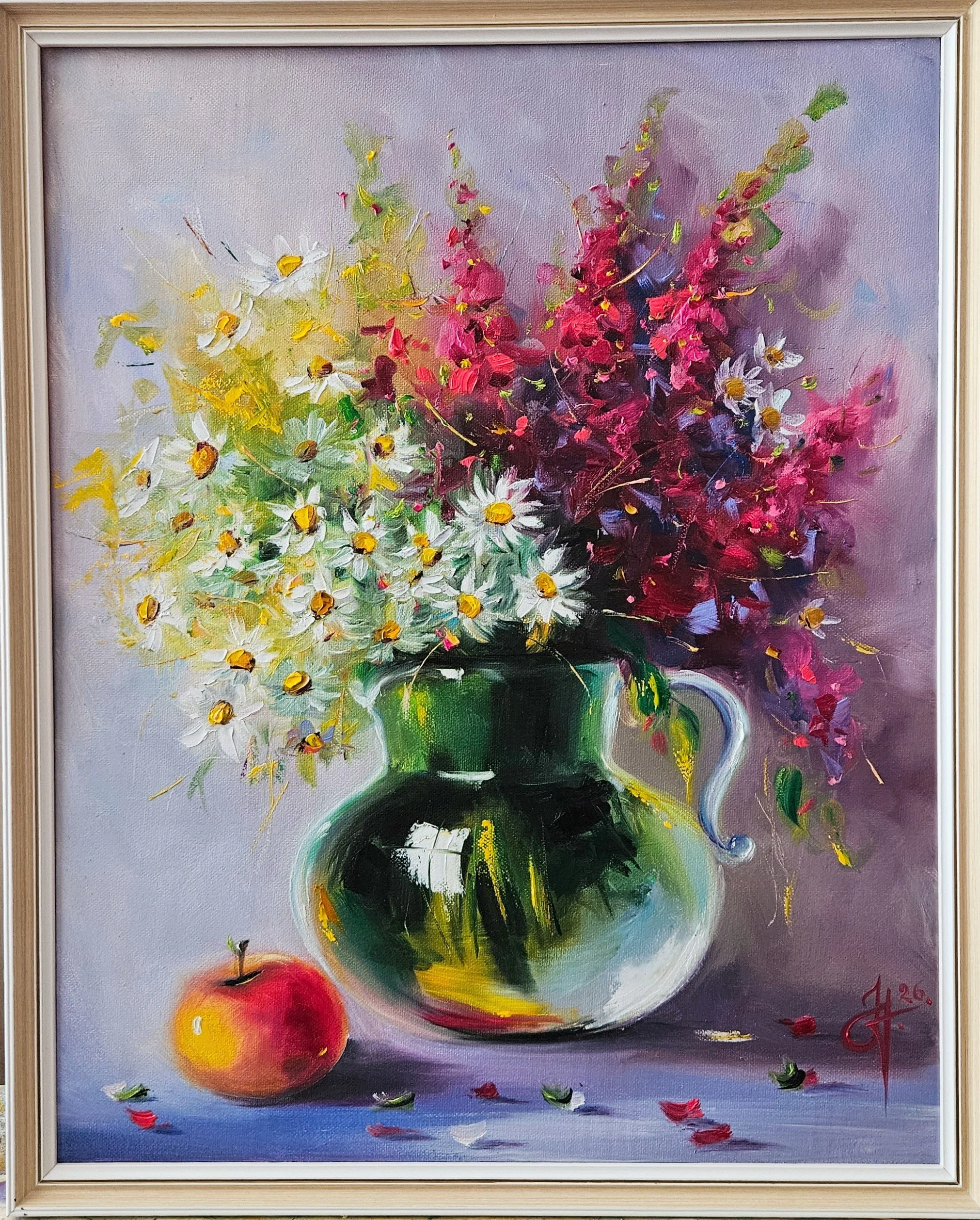 Margaréty a červené poľné kvety v sklenenom džbáne. Vintage  ručne maľovaný obraz na predaj. Zátišie s lúčnymi kvetmi.