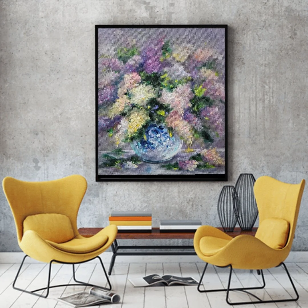 Fialový orgován v sklenenej váze. Zátišie s kvetmi. Ručne maľovaný obraz na predaj.