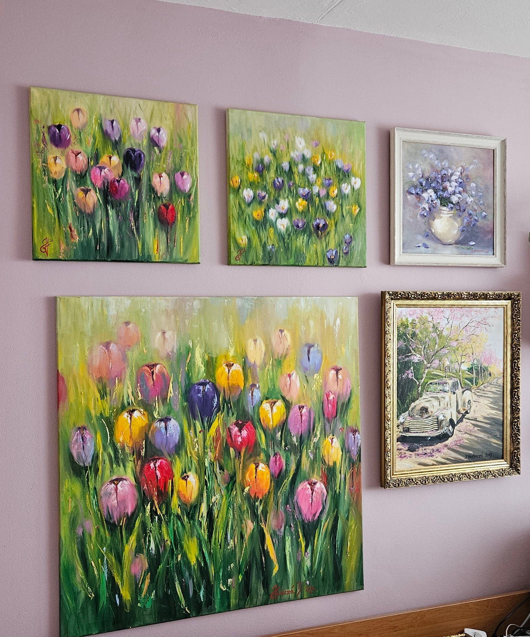 Farebné tulipány v záhrade. Moderný obraz s kvetmi. Ručne maľovaný obraz na predaj.