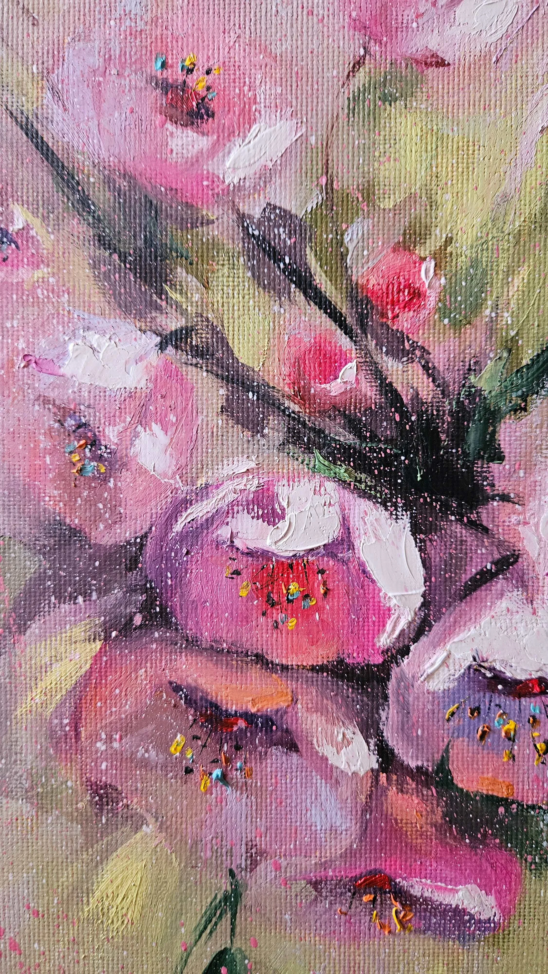 Rozkvitnutá jarná vetvička. Jemné ružové kvietky na konári stromu. Ručne maľovaný obraz na predaj.