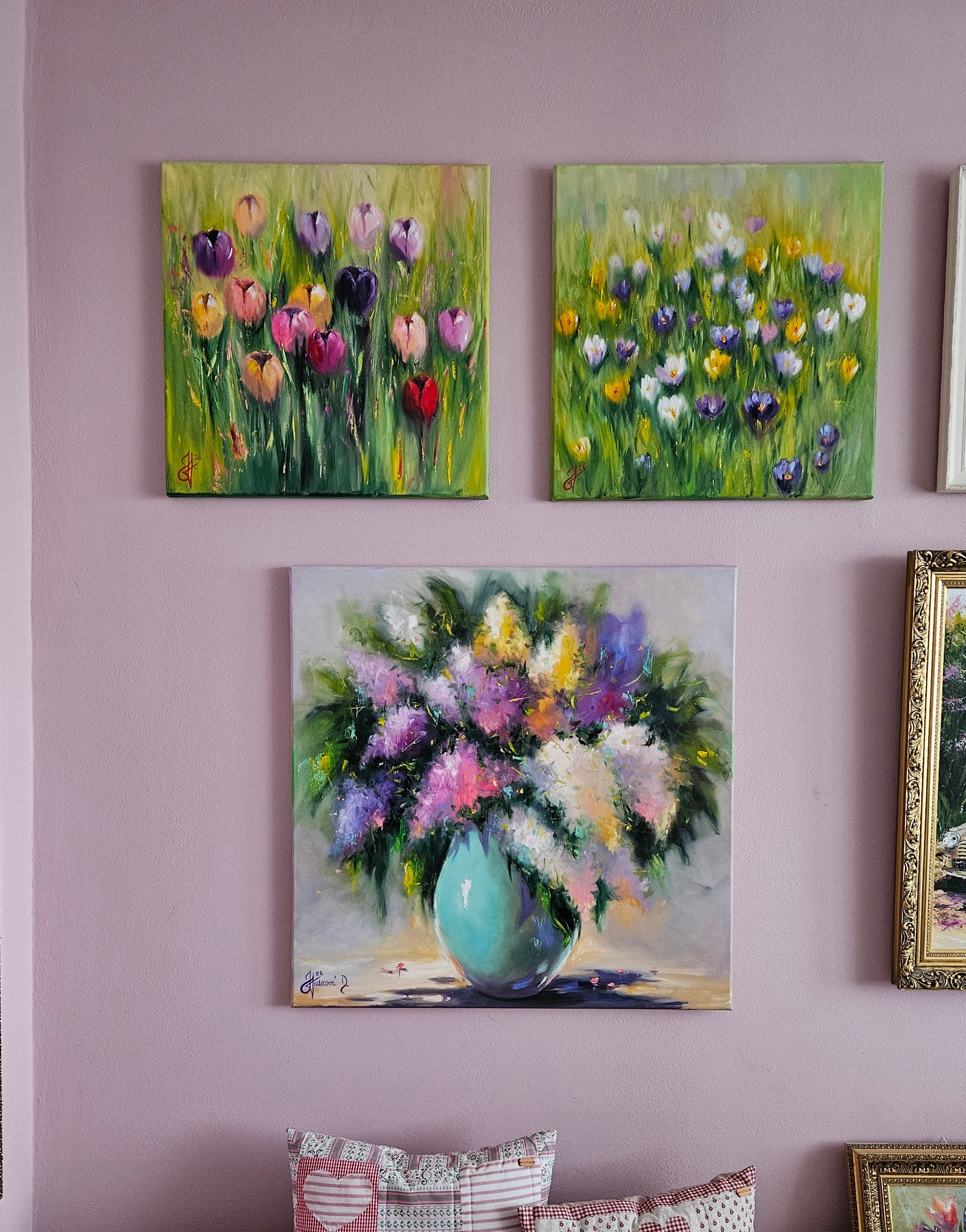 Jarné kvety v záhrade. Krokusy v tráve. Ručne maľovaný obraz na predaj.