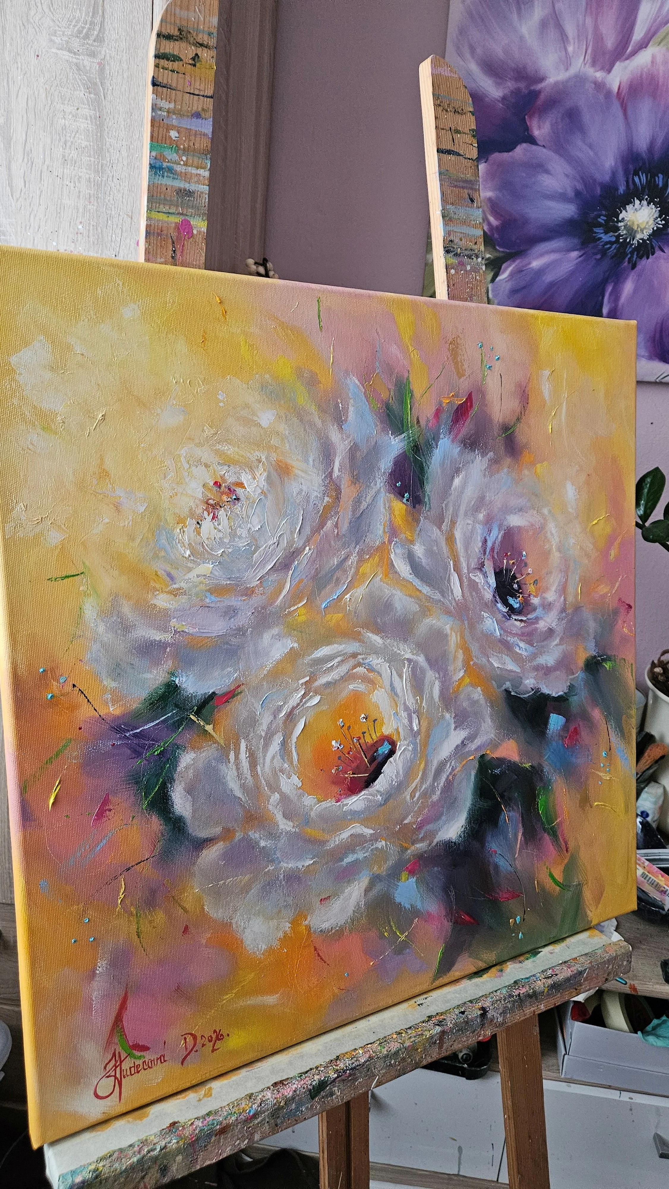 Biele pivónie na žltom pozadí. Moderný obraz. Zátišie s kvetmi. Ručne maľovaný obraz na predaj.