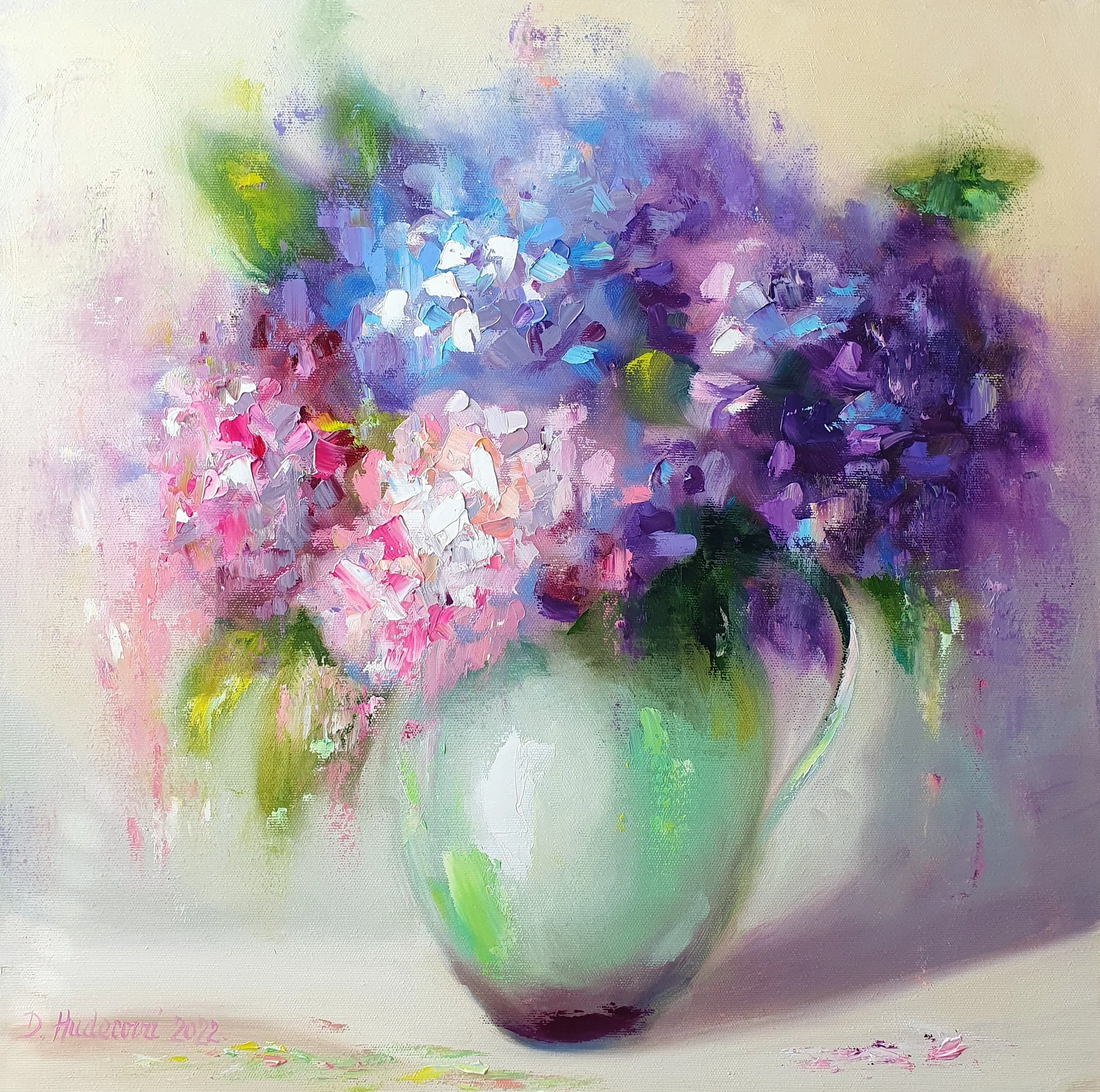 Hortenzie v tyrkysovej váze. Hydrangeas.