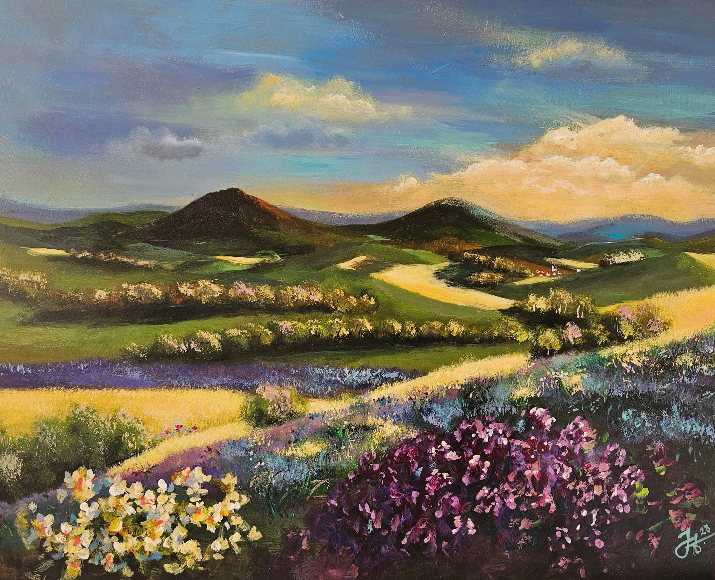 Letná krajina s pohoriami a lúkami, kvetmi a stromami.