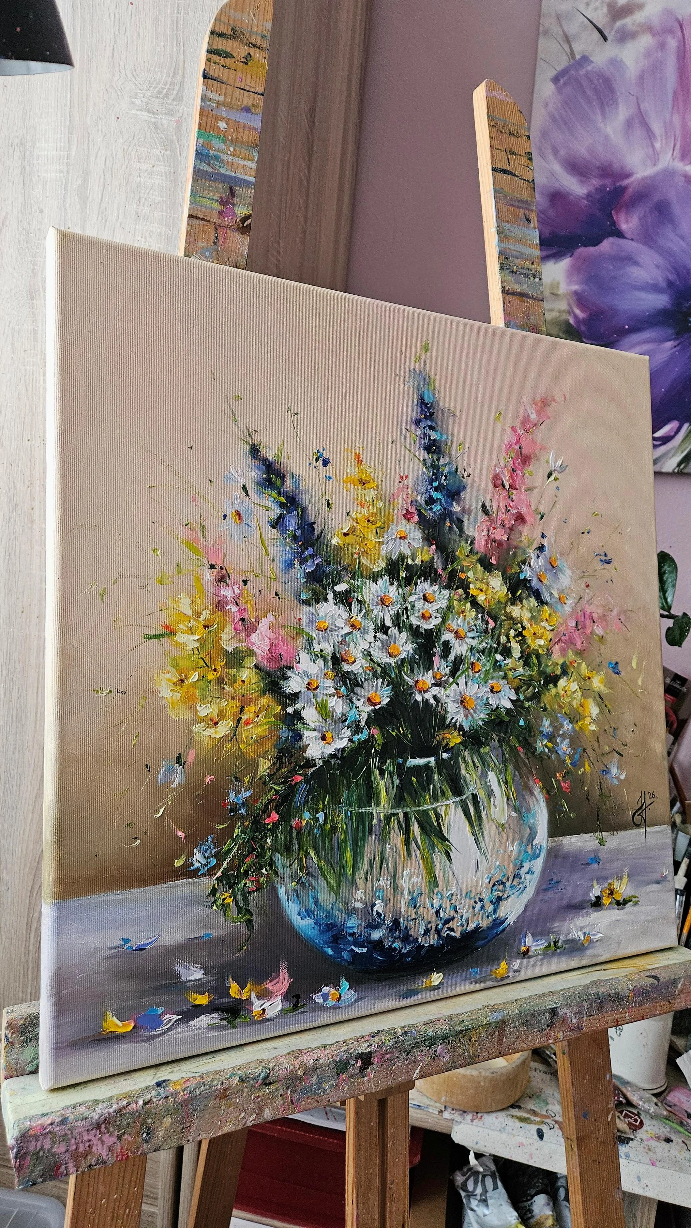 Lúčne kvety v sklenenej váze. Zátišie s margarétami a inými poľnými kvetmi. Ručne maľovaný obraz na predaj.