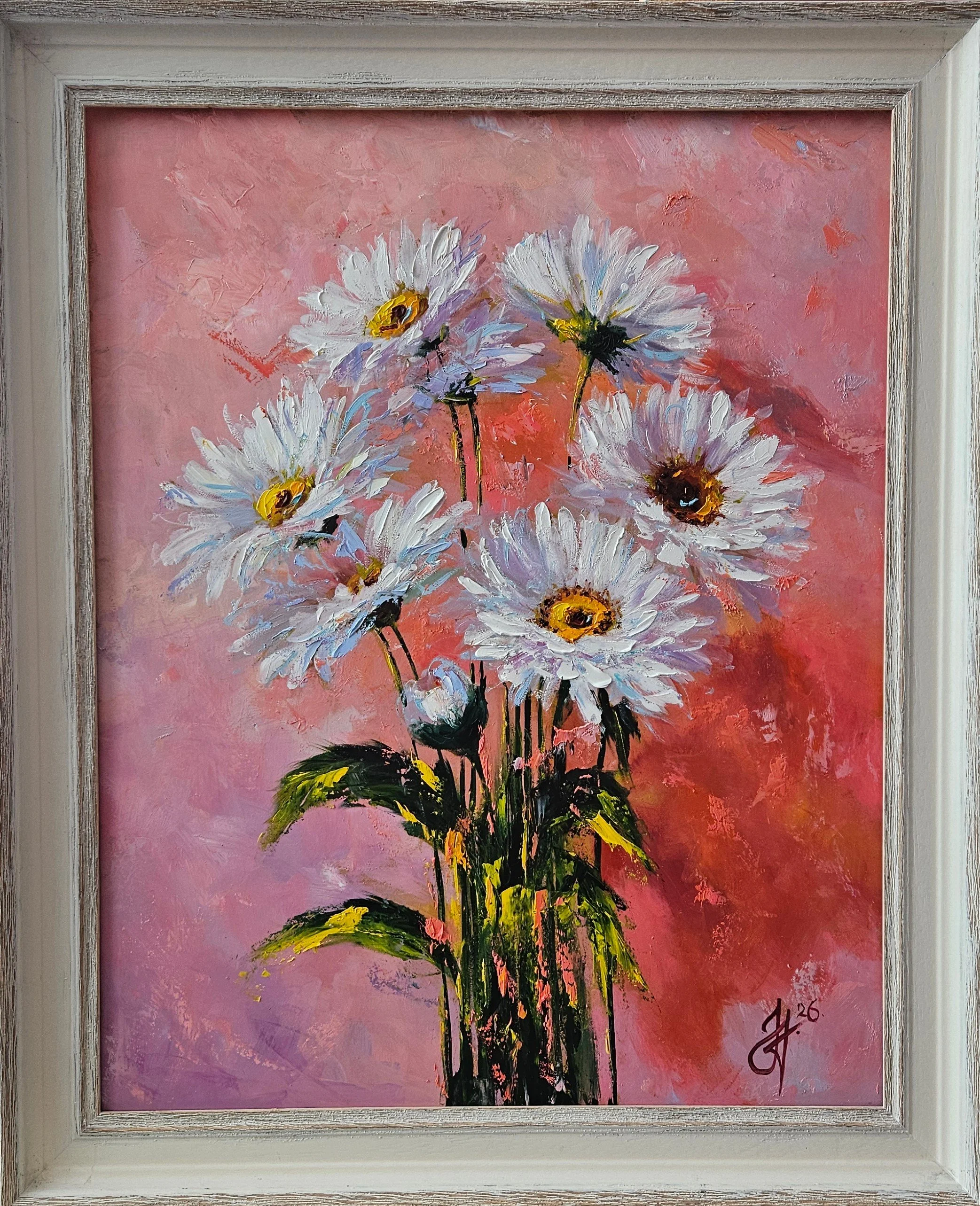 Biele margaréty na ružovom pozadí. Zátišie s kvetmi. Ručne maľovaný obraz kvetov na predaj.