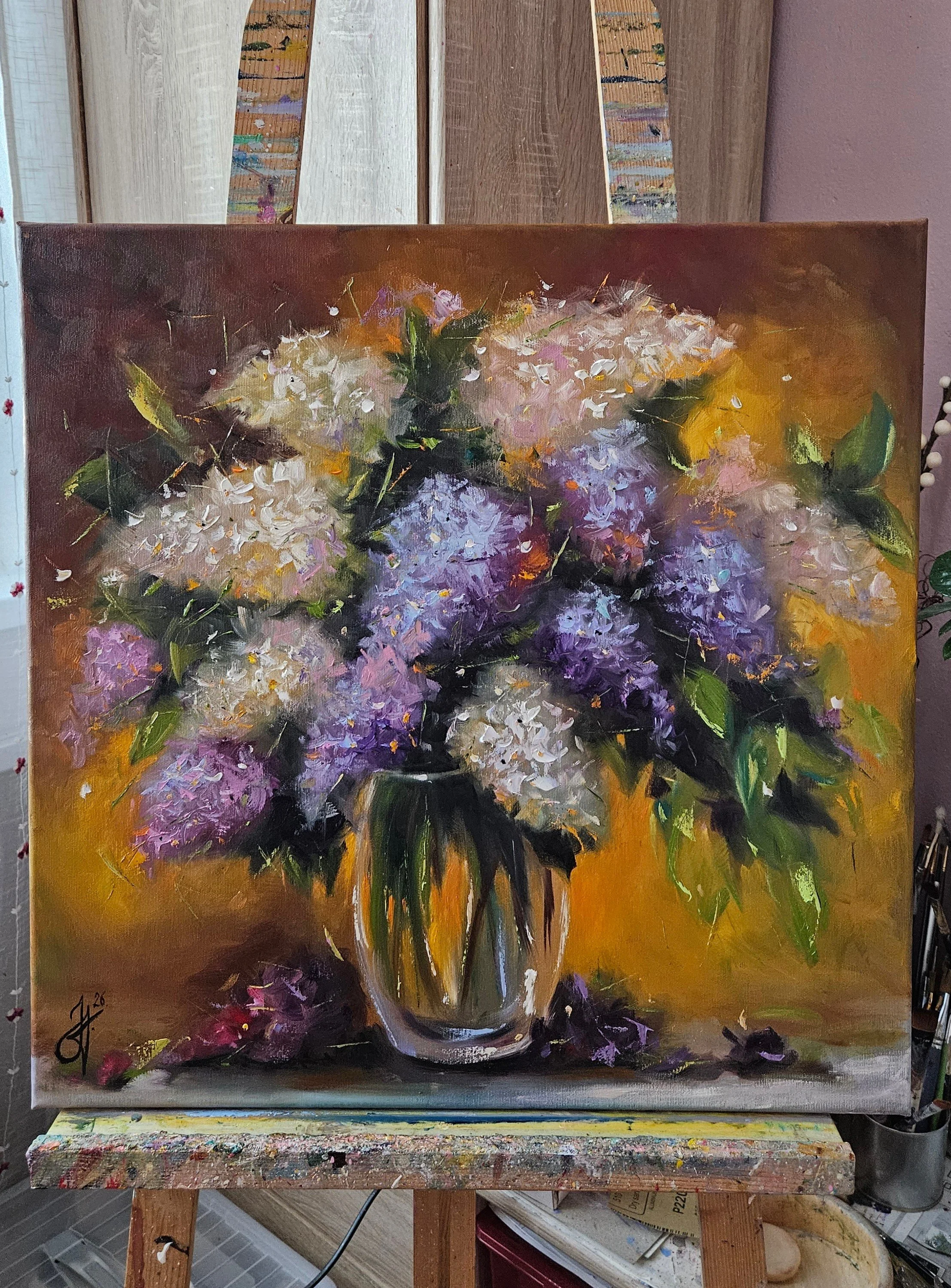 Zátišie s kvetmi. Biely a fialový orgován vo váze. Ručne maľovaný obraz na predaj.
