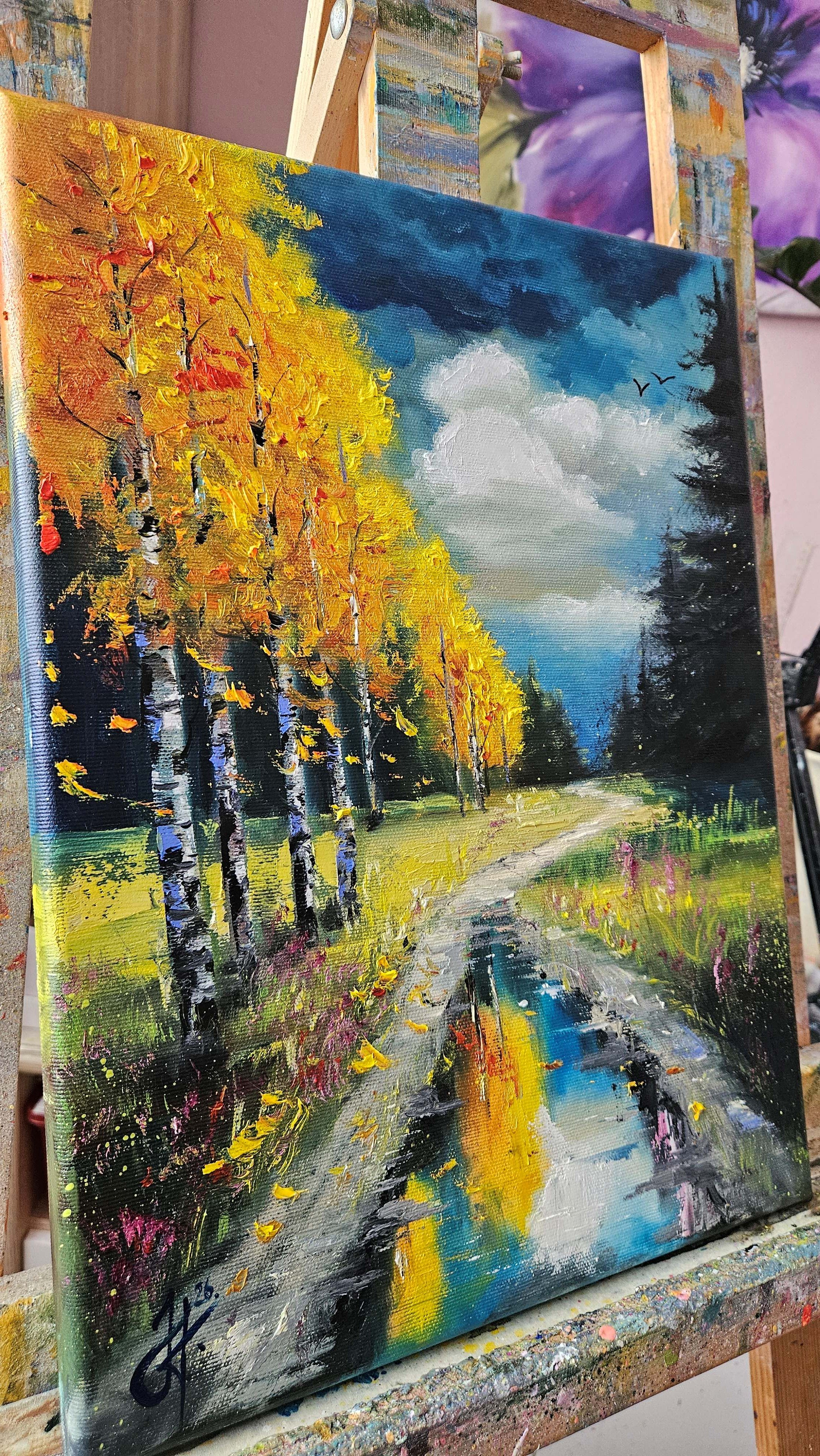 Letná príroda po búrke. Tmavá dramatická obloha, brezy,  mláky na lesnom chodníku. Ručne maľovaný obraz na predaj.
