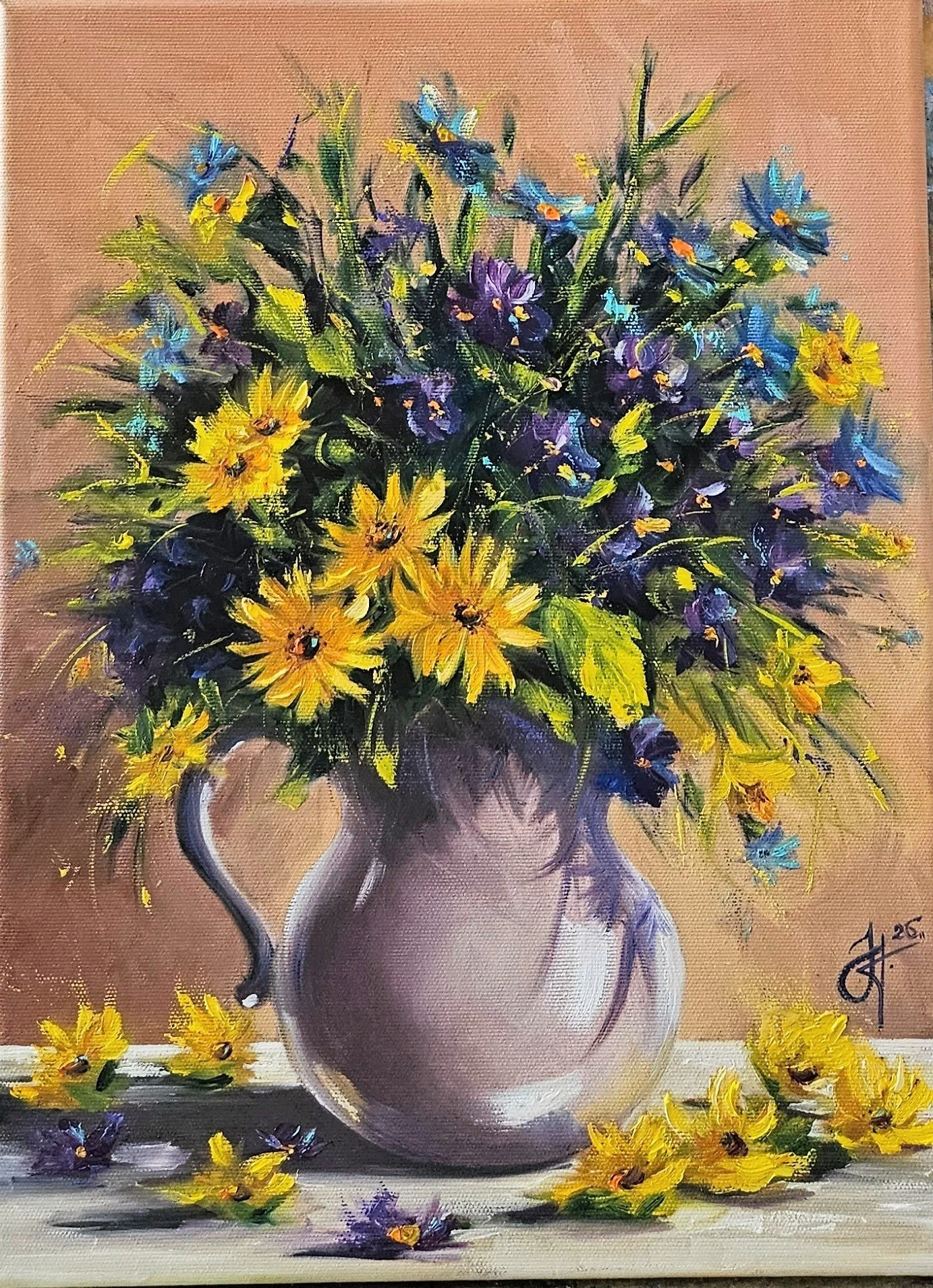 Žlté a fialové lúčne kvety vo váze. Zátišie s poľnými kvetmi. Fialky a kamzičník. Ručne maľovaný obraz na predaj.
