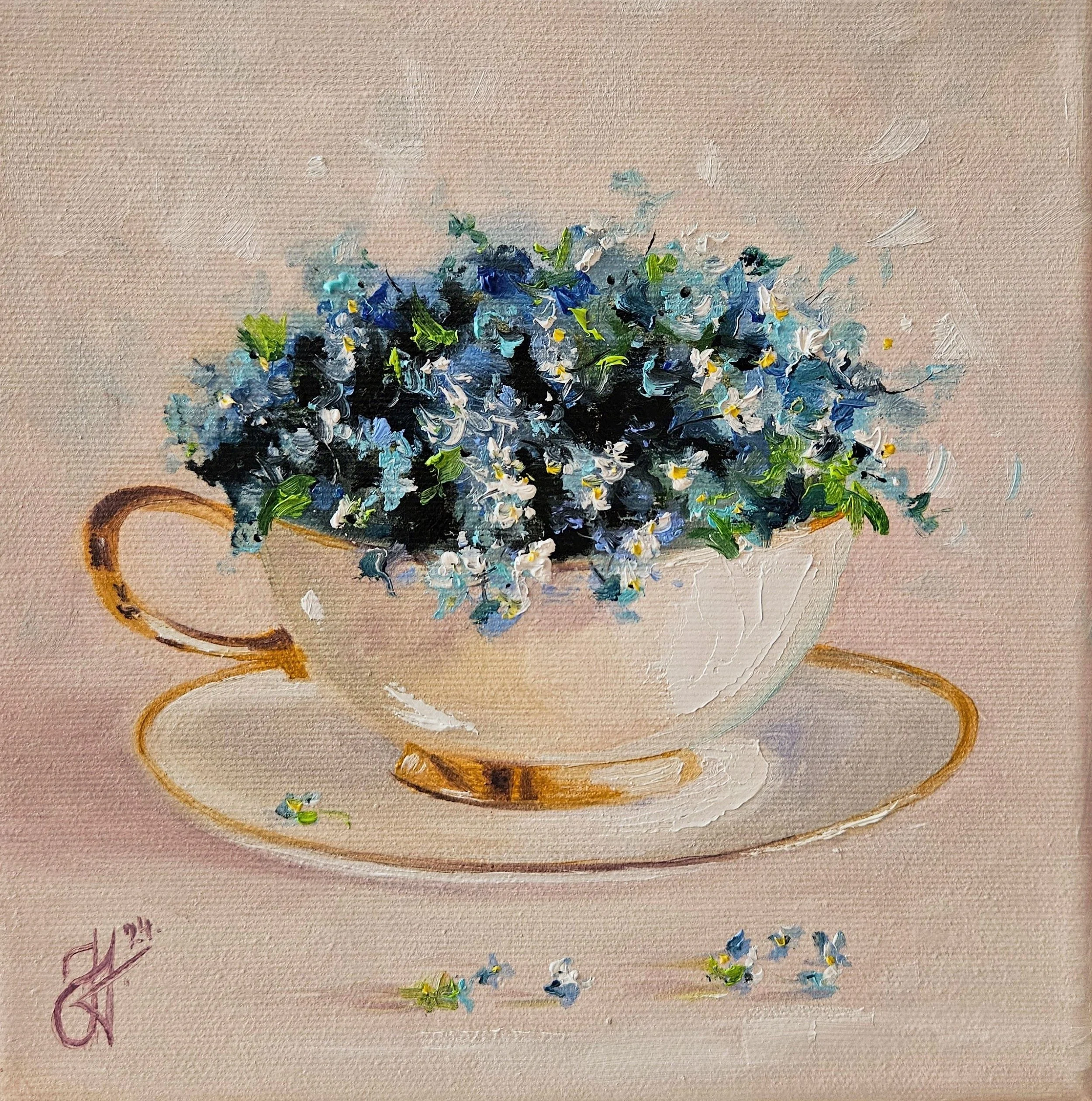 Nezábudky v šálke. Zátišie s lúčnymi kvetmi.