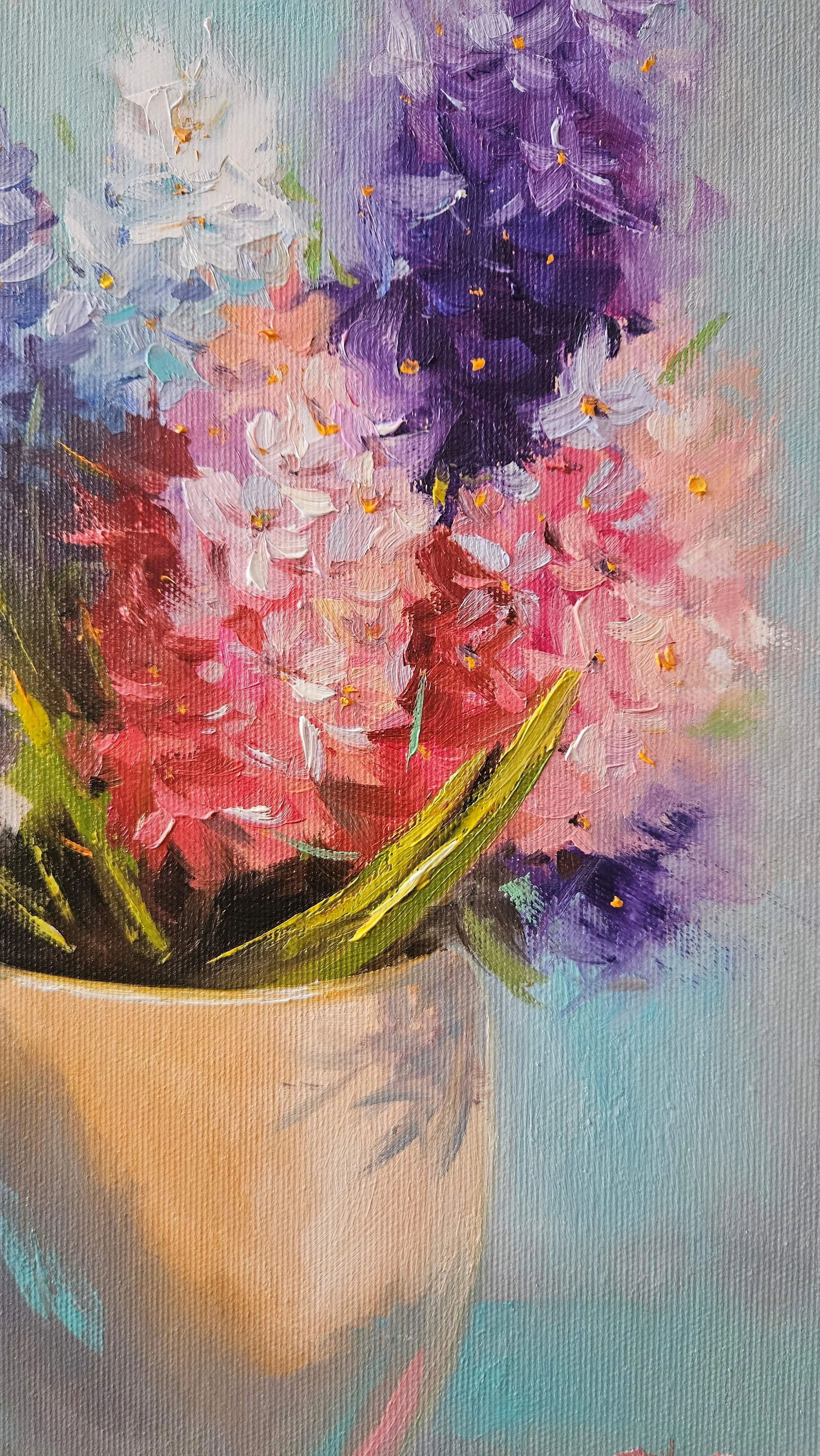 Farebné hyacinty v črepníku. Ručne maľovaný obraz na predaj.