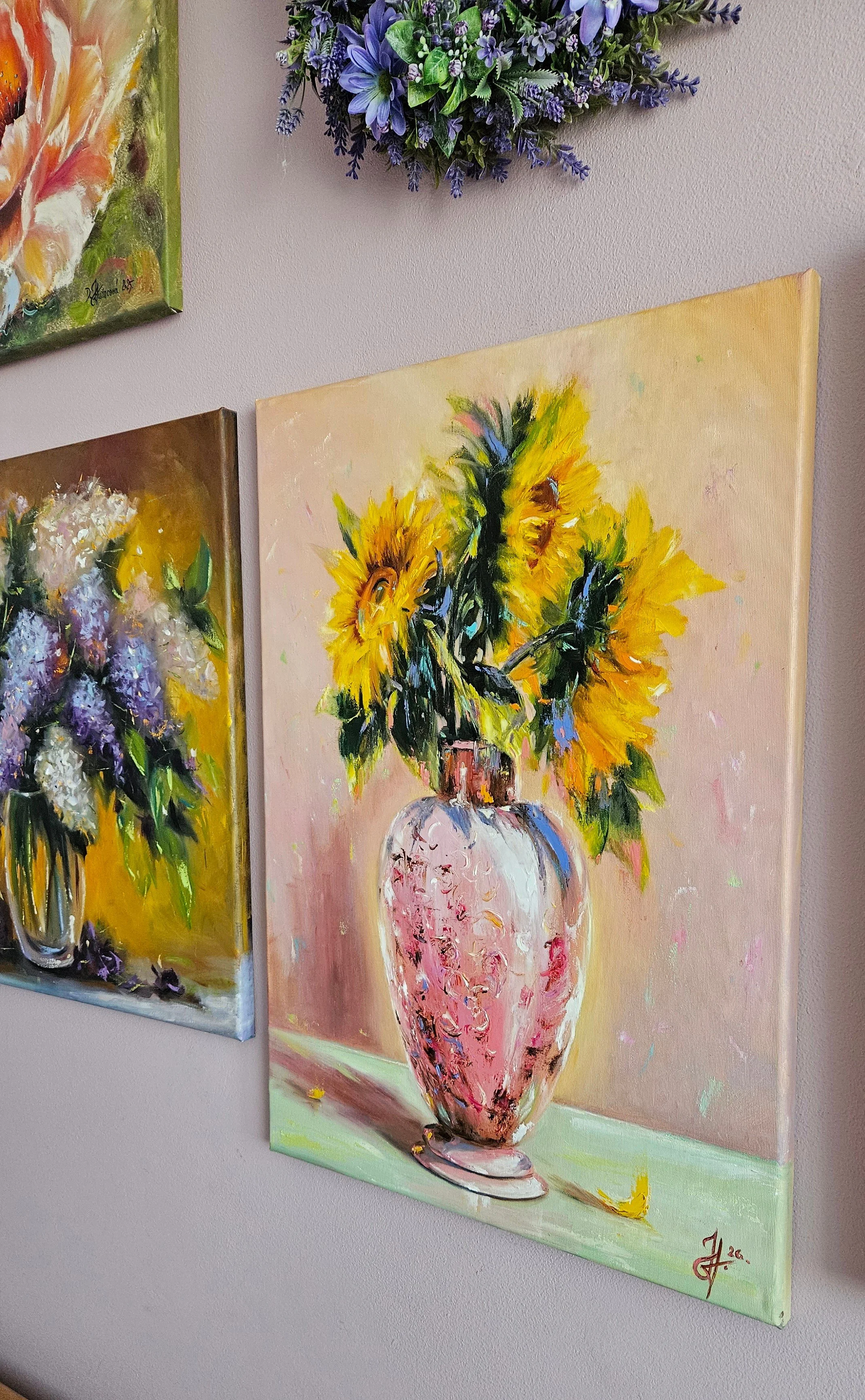 Slnečnice v ružovej antickej váze. Zátišie s kvetmi. Ručne maľovaný obraz na predaj.