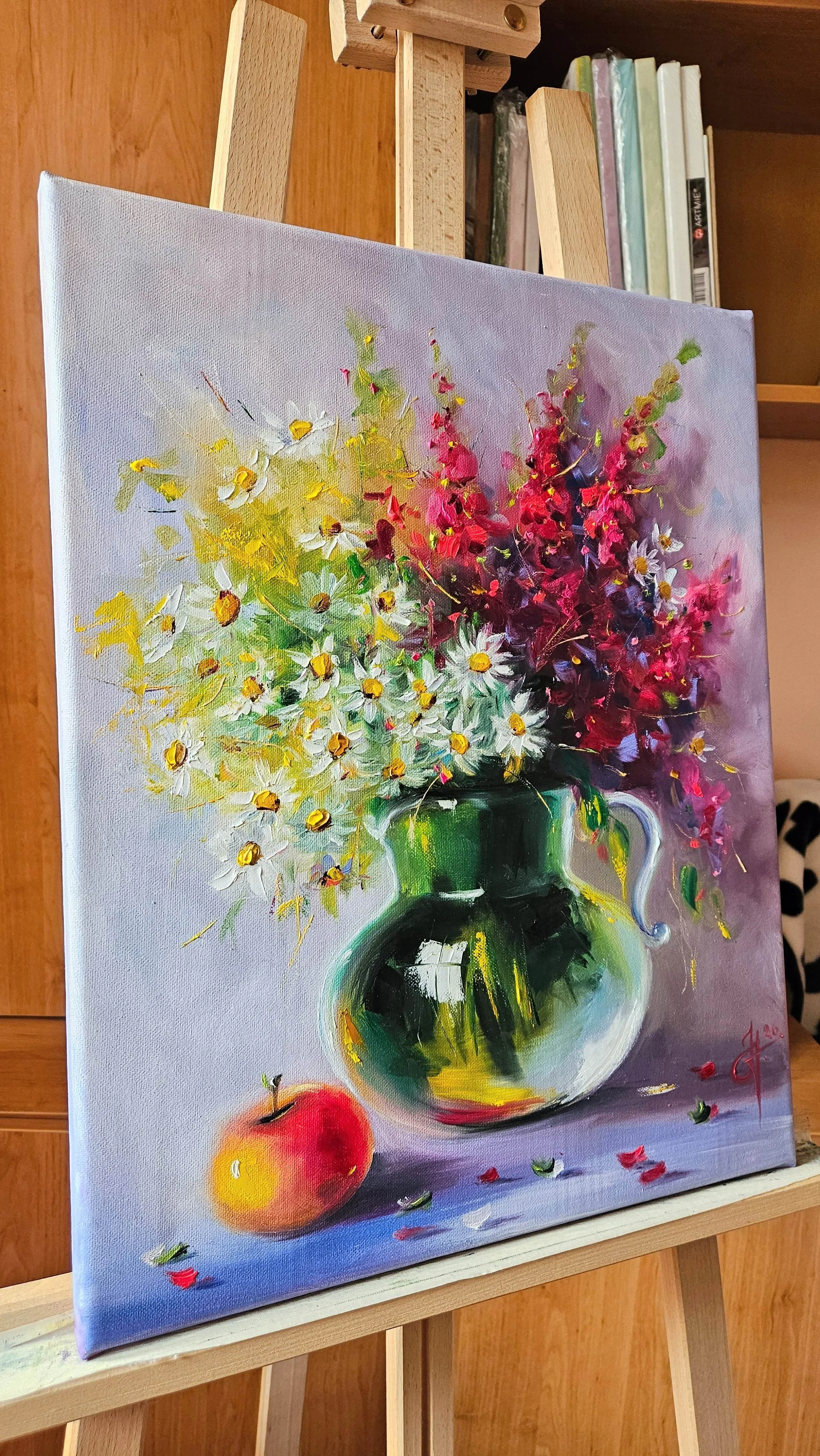 Margaréty a červené poľné kvety v sklenenom džbáne. Vintage  ručne maľovaný obraz na predaj. Zátišie s lúčnymi kvetmi.