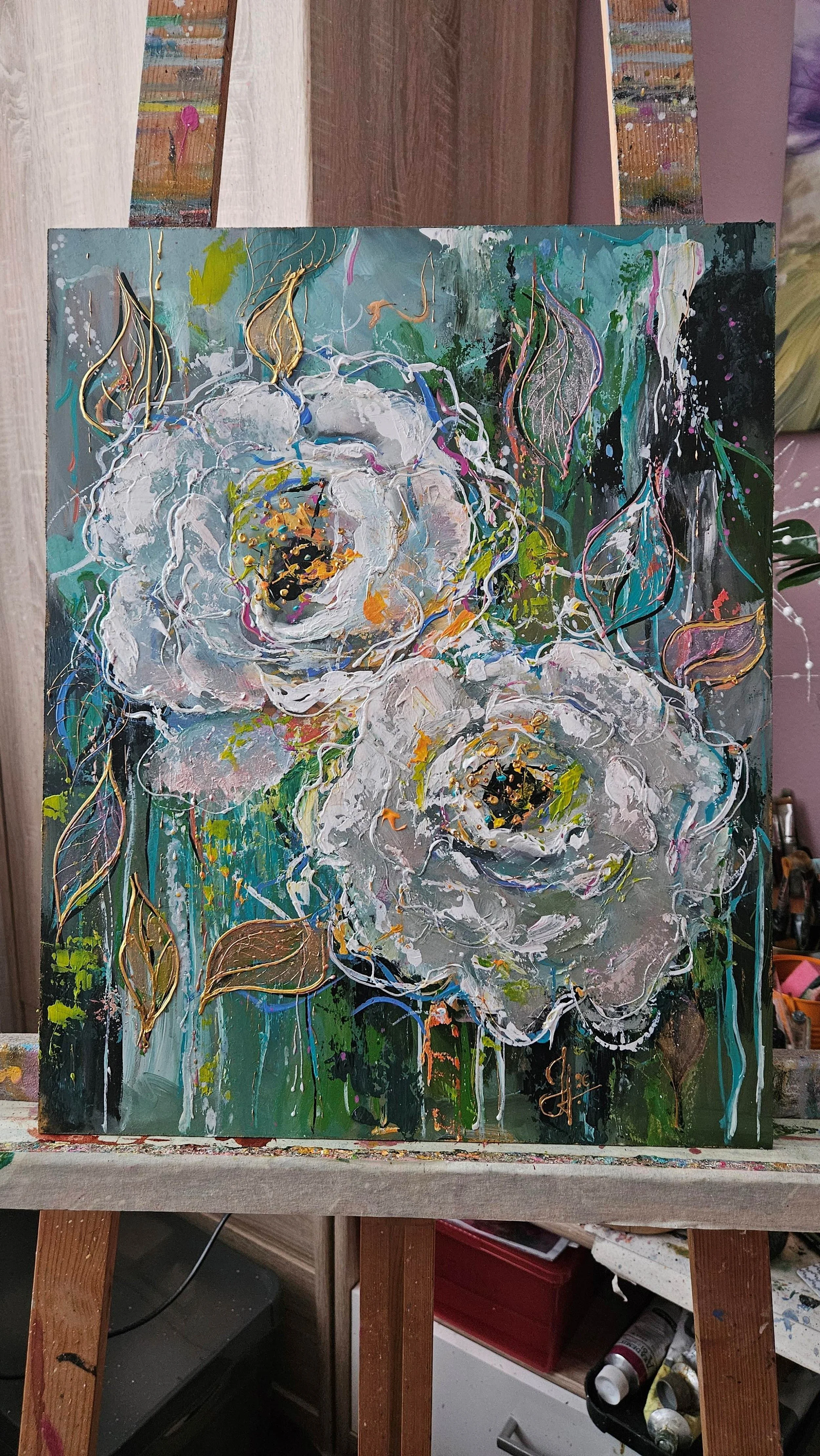 Obraz s veľkými bielymi kvetmi  so zlatými a perleťovými odleskami. Moderný obraz s kvetmi.