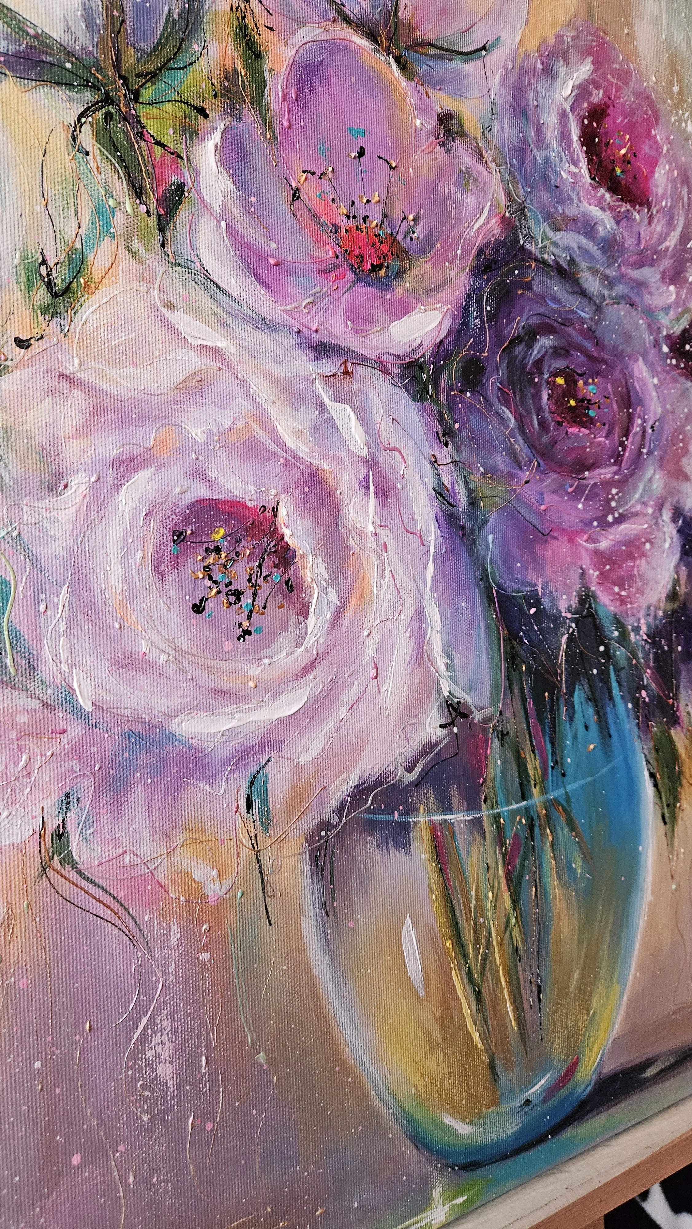 Moderný obraz s veľkými kvetmi vo váze.  Zlaté a perleťové odlesky. Zátišie s kvetmi. Ručne maľovaný obraz na predaj.