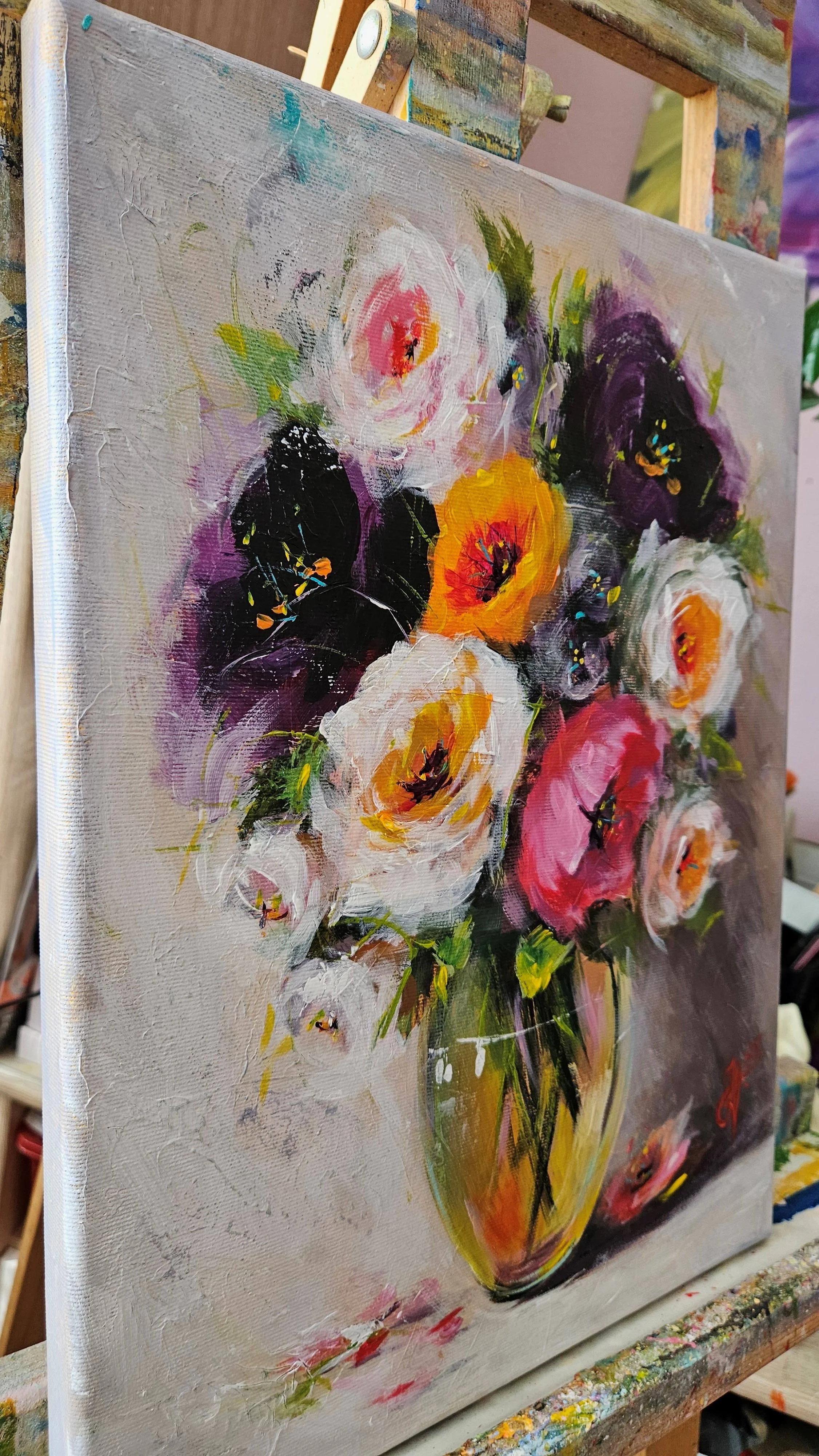 Letné farebné kvety vo váze. Zátišie s kvetmi. Ručne maľovaný obraz na predaj.