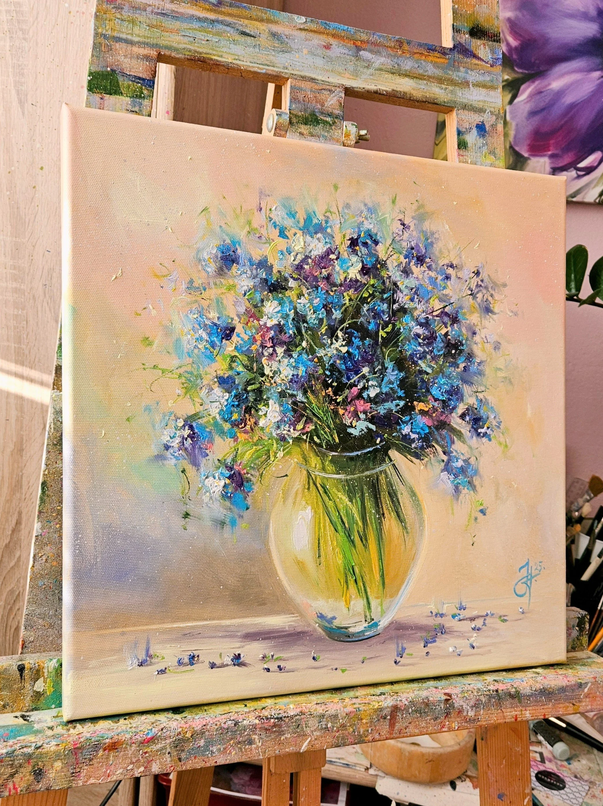 Nezábudky vo váze. Zátišie s lúčnymi kvetmi. Ručne maľovaný obraz na predaj. Forget-me-nots.