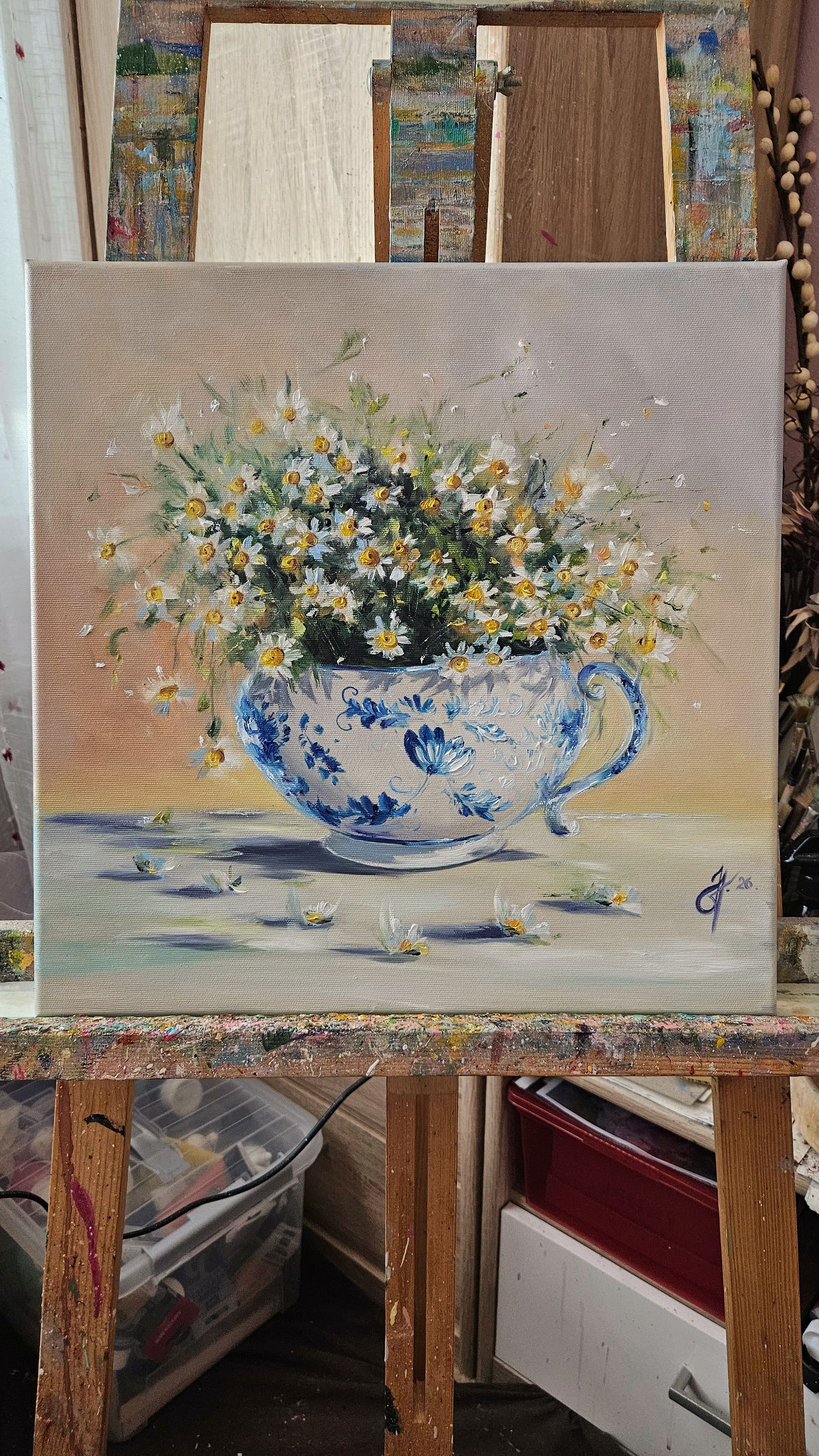 Zátišie s poľnými kvetmi. Harmanček v šálke. Vintage obraz vhodný na chalupu. Ručne maľovaný obraz na predaj.