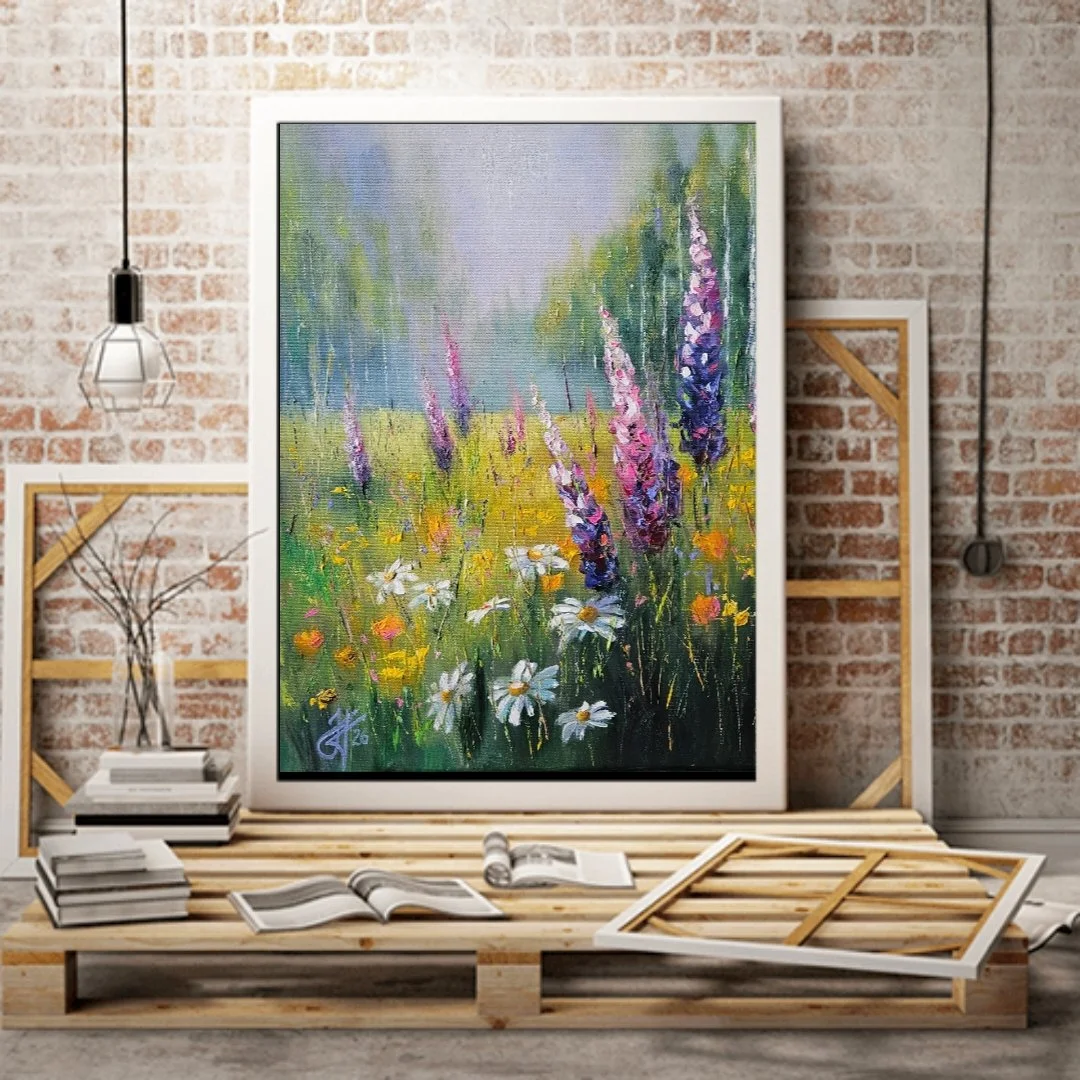 Letná lúka s kvetmi. Lupínie na čistinke v prírode. Ručne maľovaný obraz na predaj.