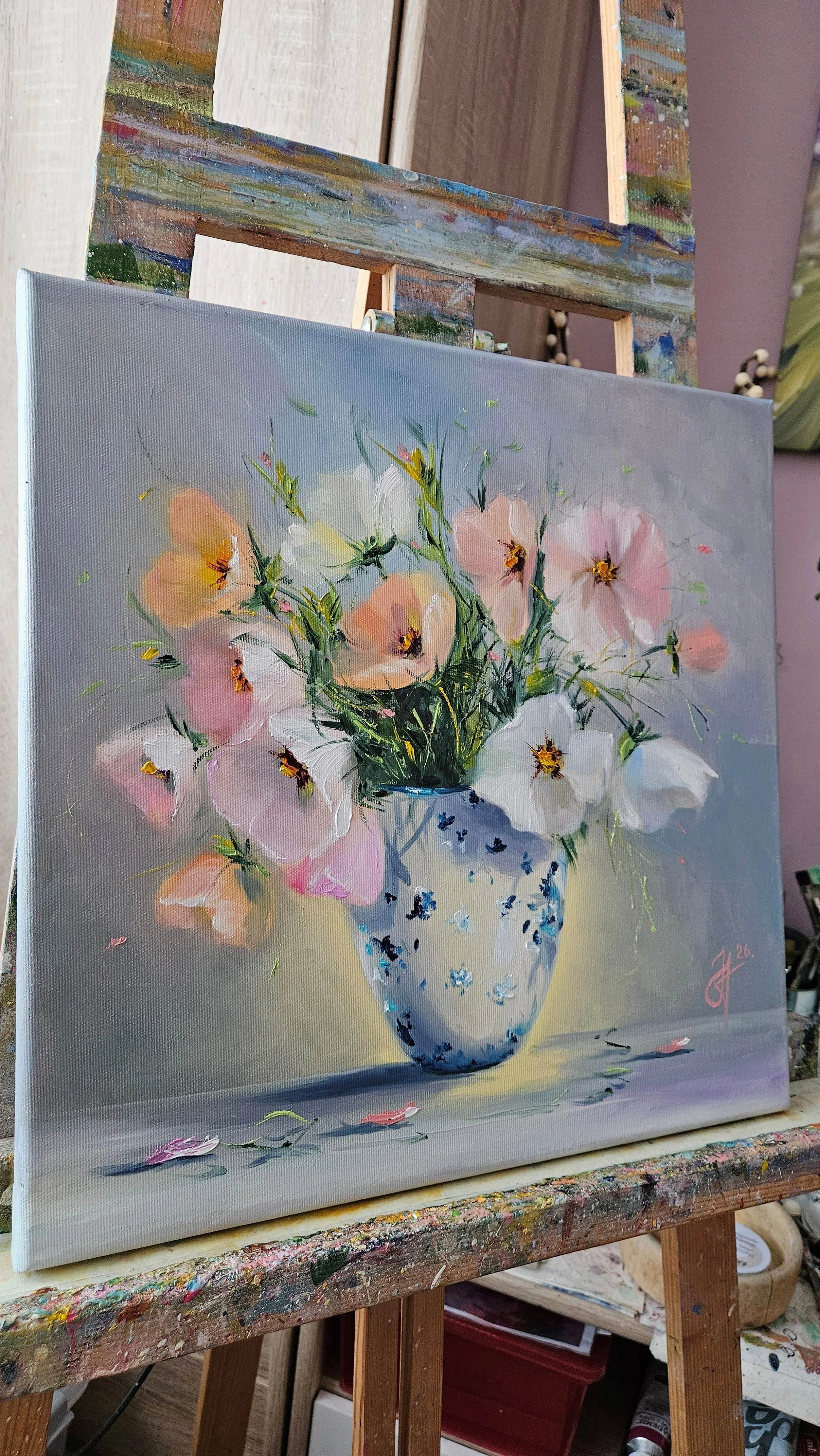 Krasule v maľovanej váze. Zátišie s jarnými kvetmi. Ručne maľovaný obraz na predaj.