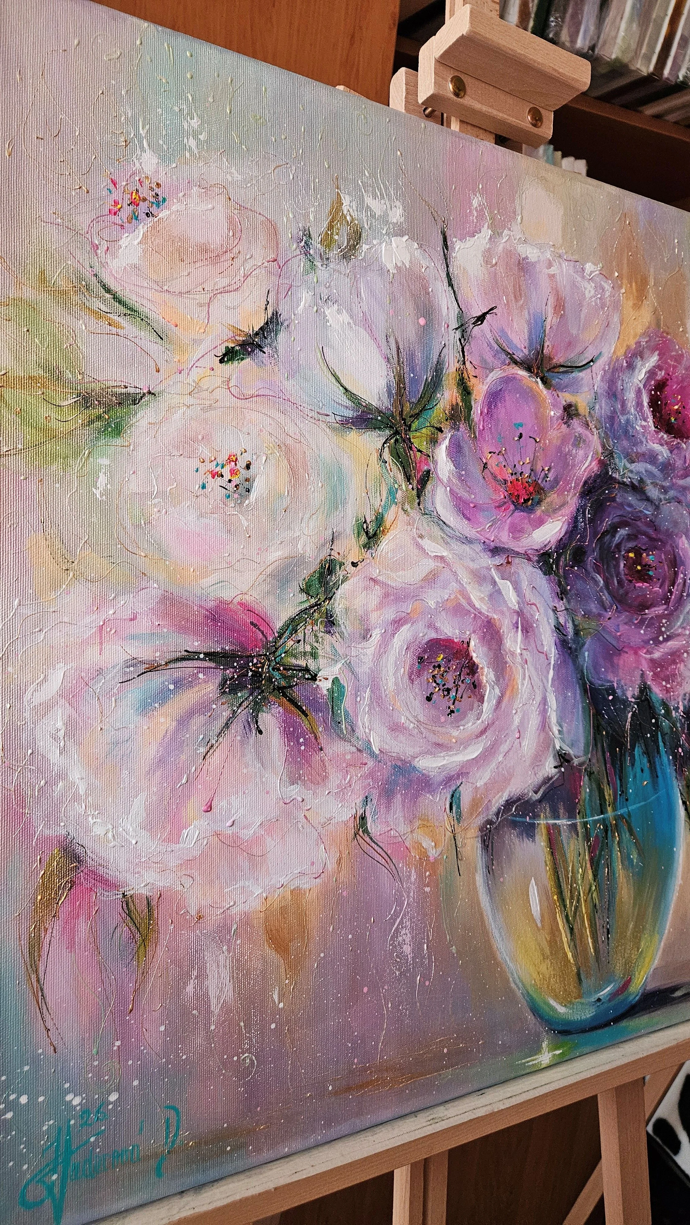 Moderný obraz s veľkými kvetmi vo váze.  Zlaté a perleťové odlesky. Zátišie s kvetmi. Ručne maľovaný obraz na predaj.