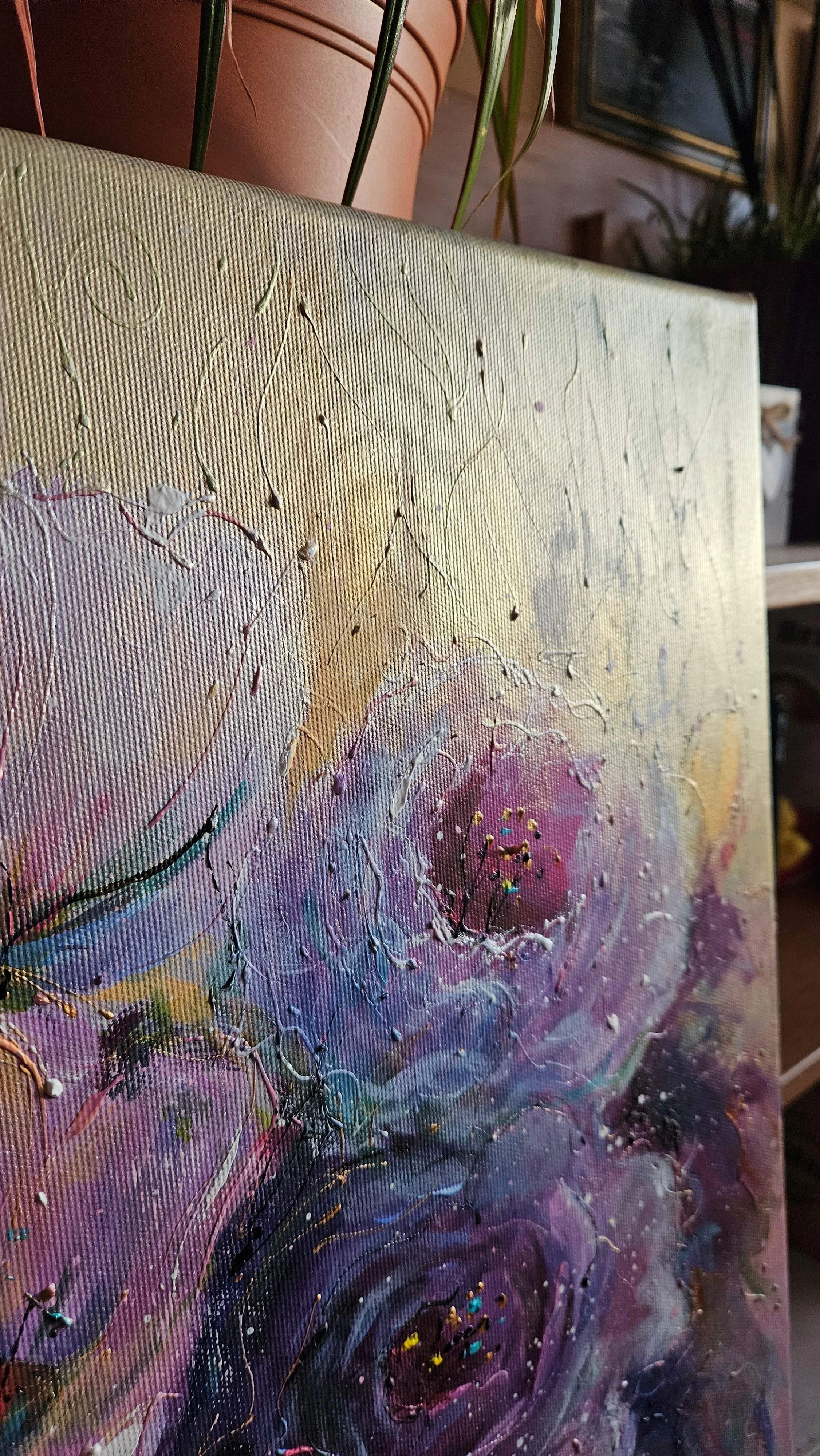 Moderný obraz s veľkými kvetmi vo váze.  Zlaté a perleťové odlesky. Zátišie s kvetmi. Ručne maľovaný obraz na predaj.