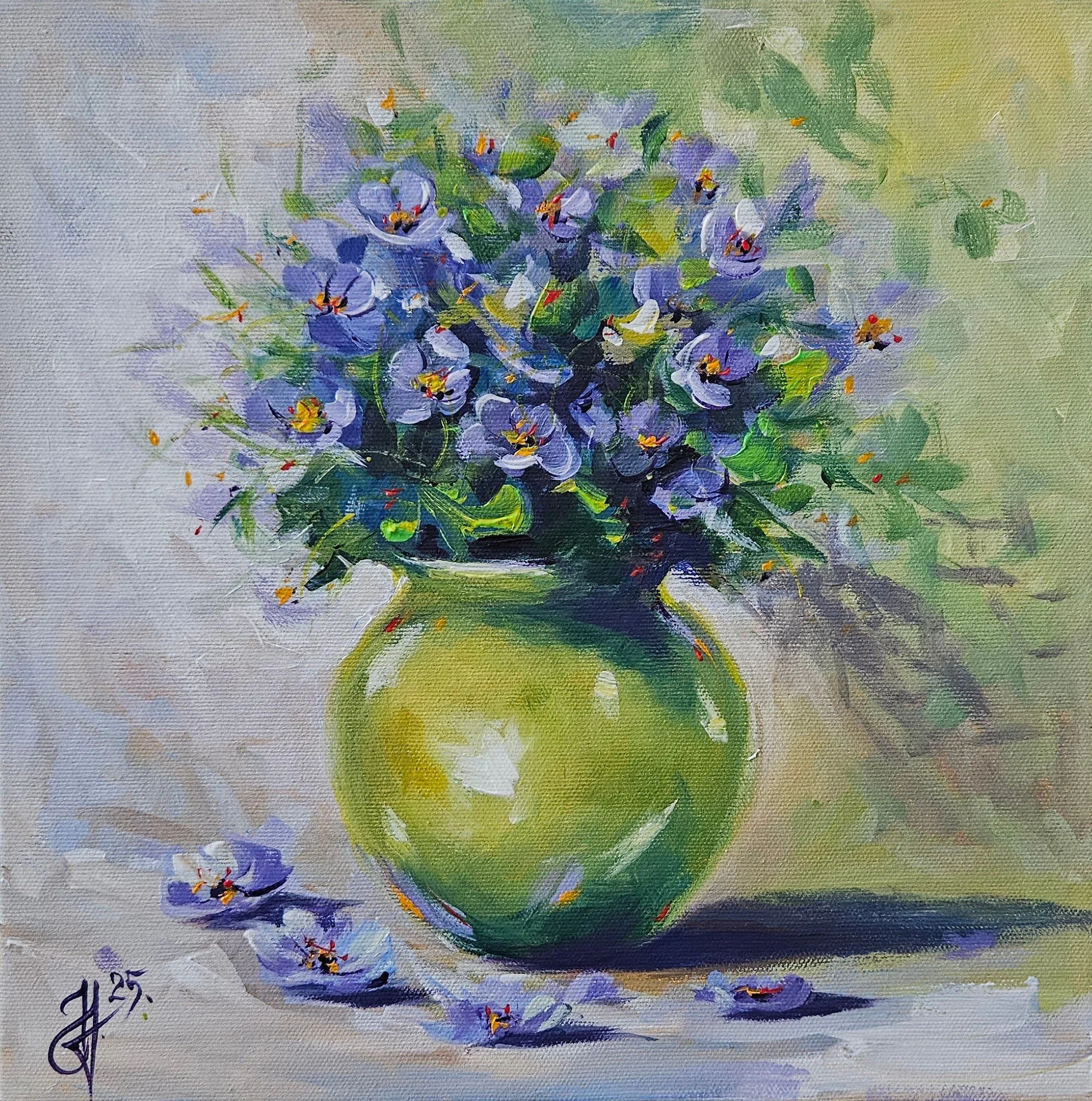 Fialové lúčne kvietky v zelenej váze. Zátišie s kvetmi. Ručne maľovaný obraz na predaj.