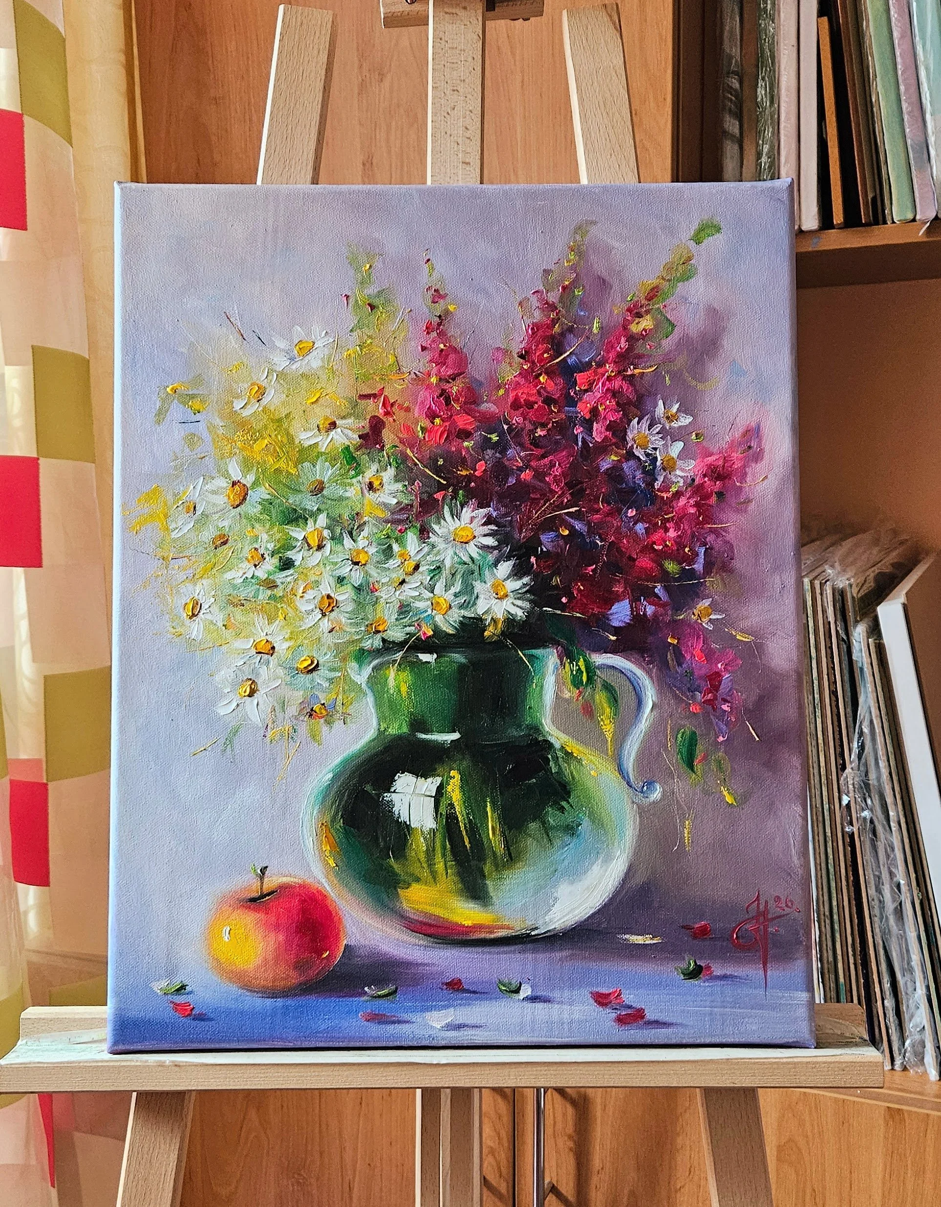 Margaréty a červené poľné kvety v sklenenom džbáne. Vintage  ručne maľovaný obraz na predaj. Zátišie s lúčnymi kvetmi.