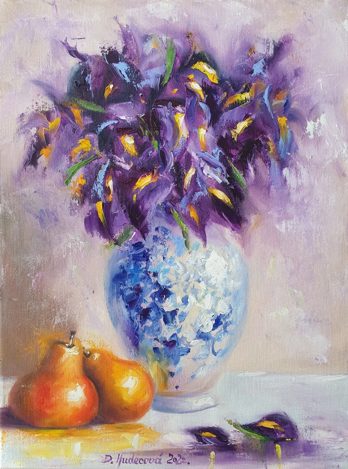 Irisy vo váze a hrušky.