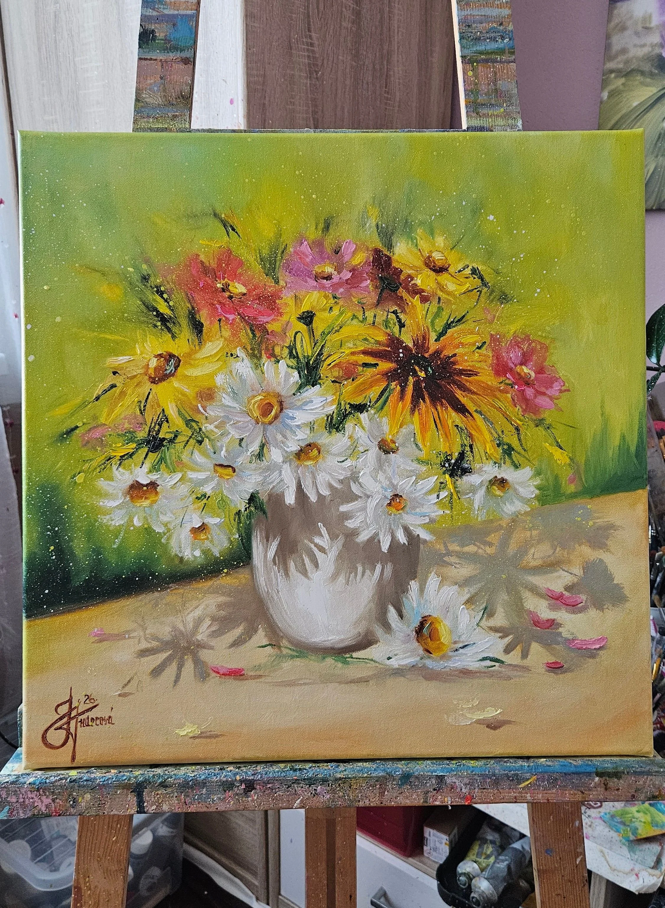 Margaréty a rudbekie. Kvety vo váze na letnej lúke. Ručne maľovaný obraz na predaj.
