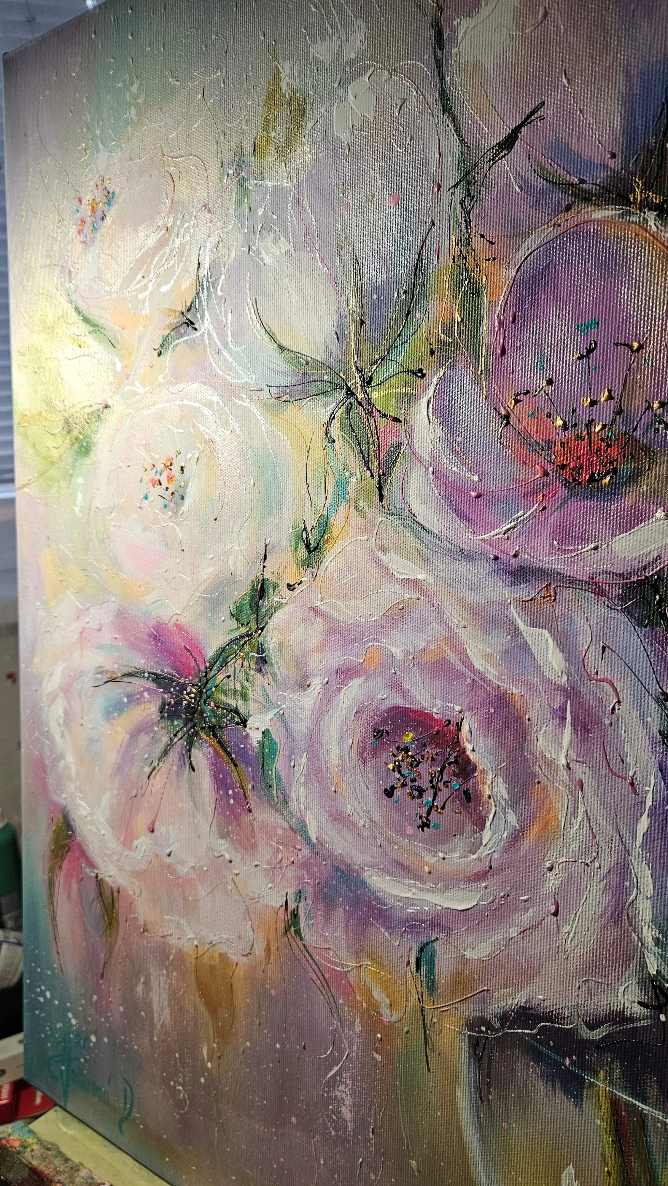 Moderný obraz s veľkými kvetmi vo váze.  Zlaté a perleťové odlesky. Zátišie s kvetmi. Ručne maľovaný obraz na predaj.