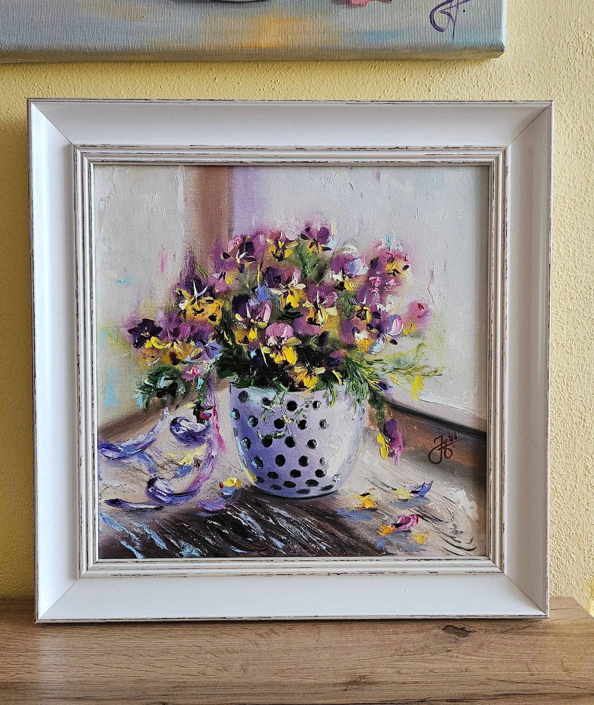 Fialovo-žlté sirôtky v bodkovanom kvetináči. Vintage ručne maľovaný obraz na  predaj. Zarámovaný.
