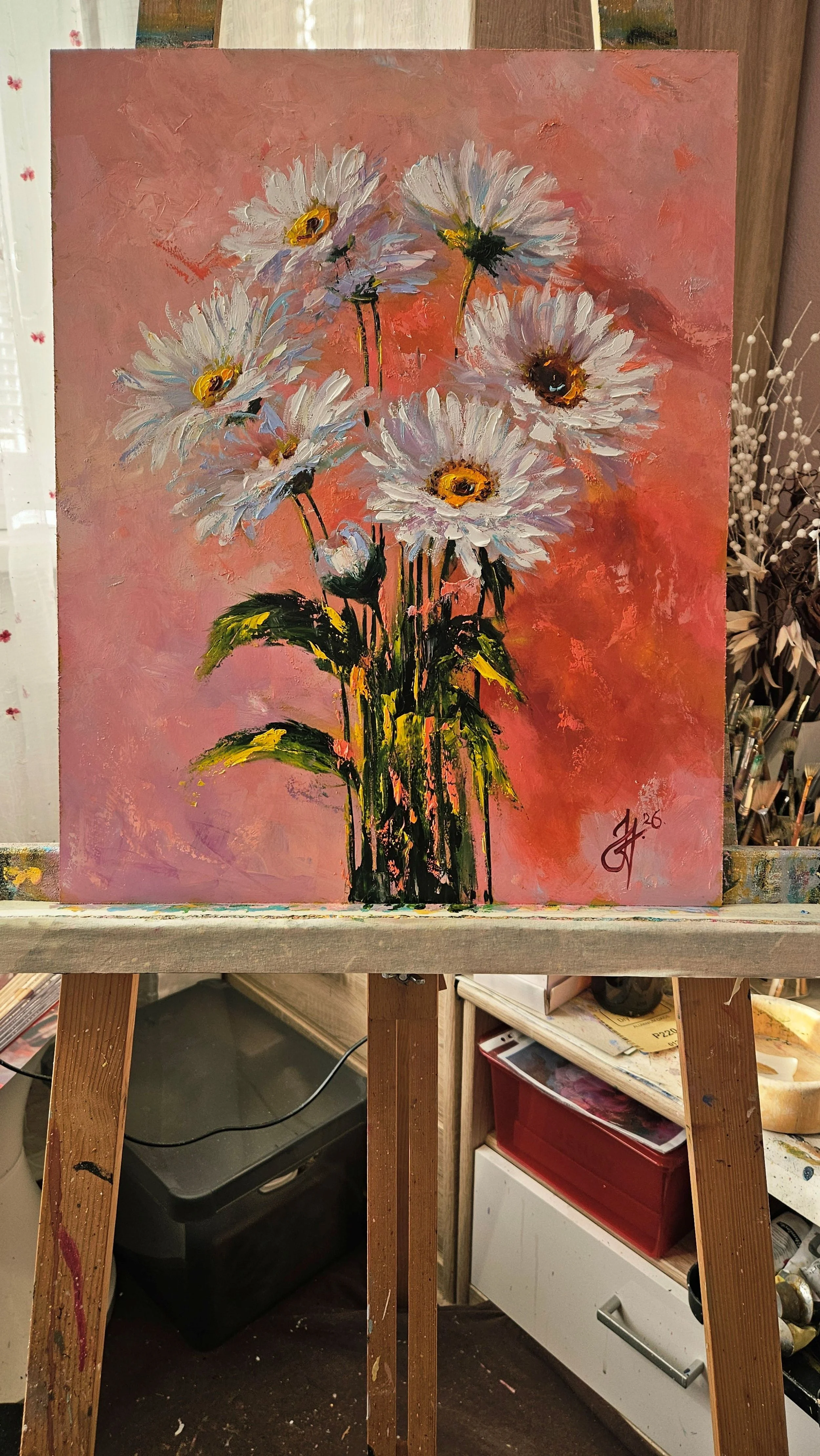 Biele margaréty na ružovom pozadí. Zátišie s kvetmi. Ručne maľovaný obraz kvetov na predaj.