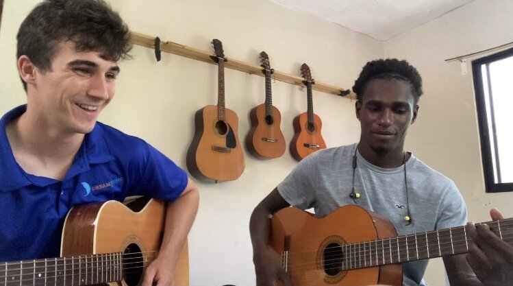La experiencia de un gringo en el aprendizaje de la guitarra bachata: El camino de ida y vuelta de la educación musical intercultural