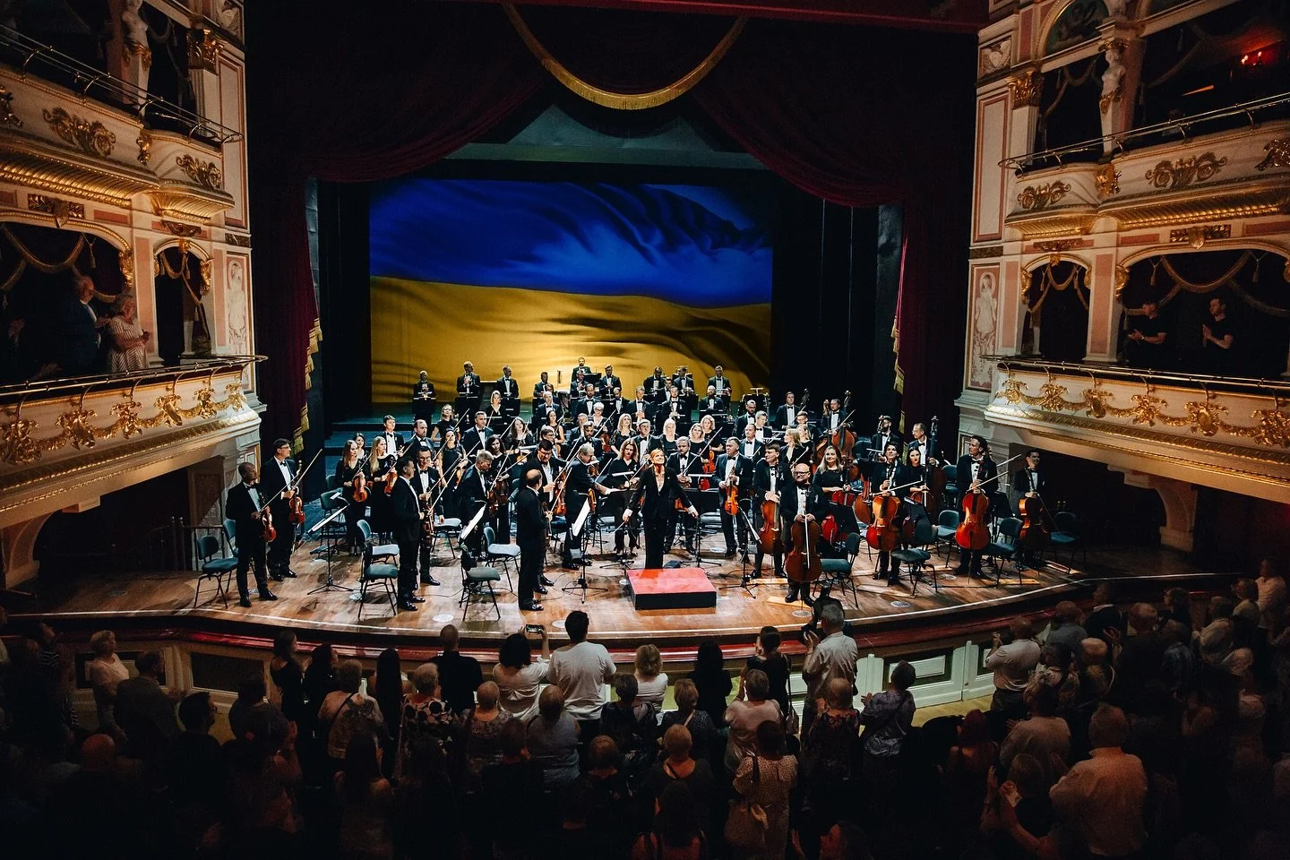On this Throwback Thursday, I’m thinking of my beloved musical family, the members of the @ukrainianfreedomorchestra, now back in their homes across Ukraine and in Europe. As the war rages on. some of them have suffered the loss of family membe